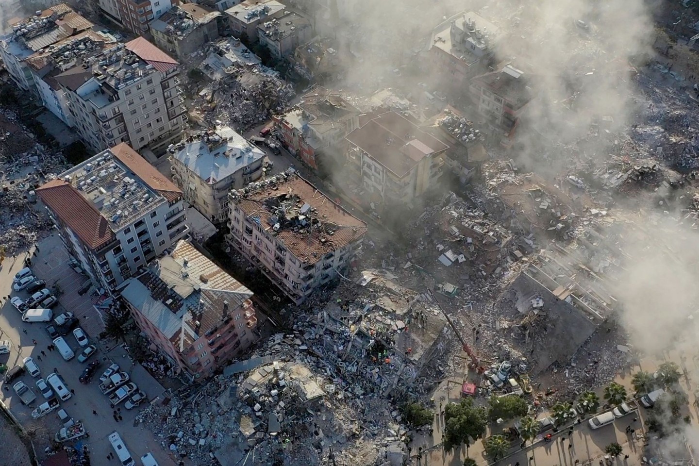 Eine Luftaufnahme zeigt vom Erdbeben zerstörte Gebäude.