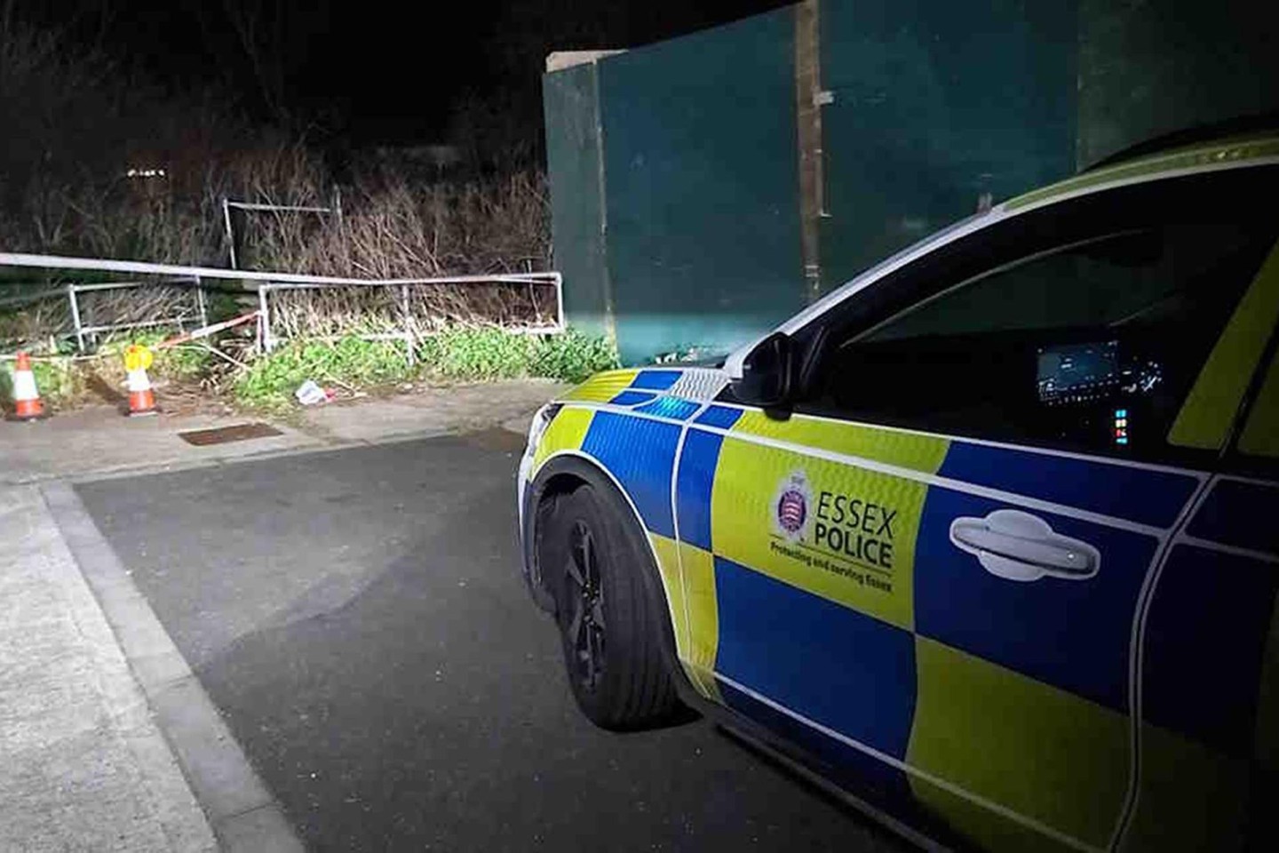 In Essex wurde eine Frau schwer verletzt aufgefunden und verstarb noch am Tatort.