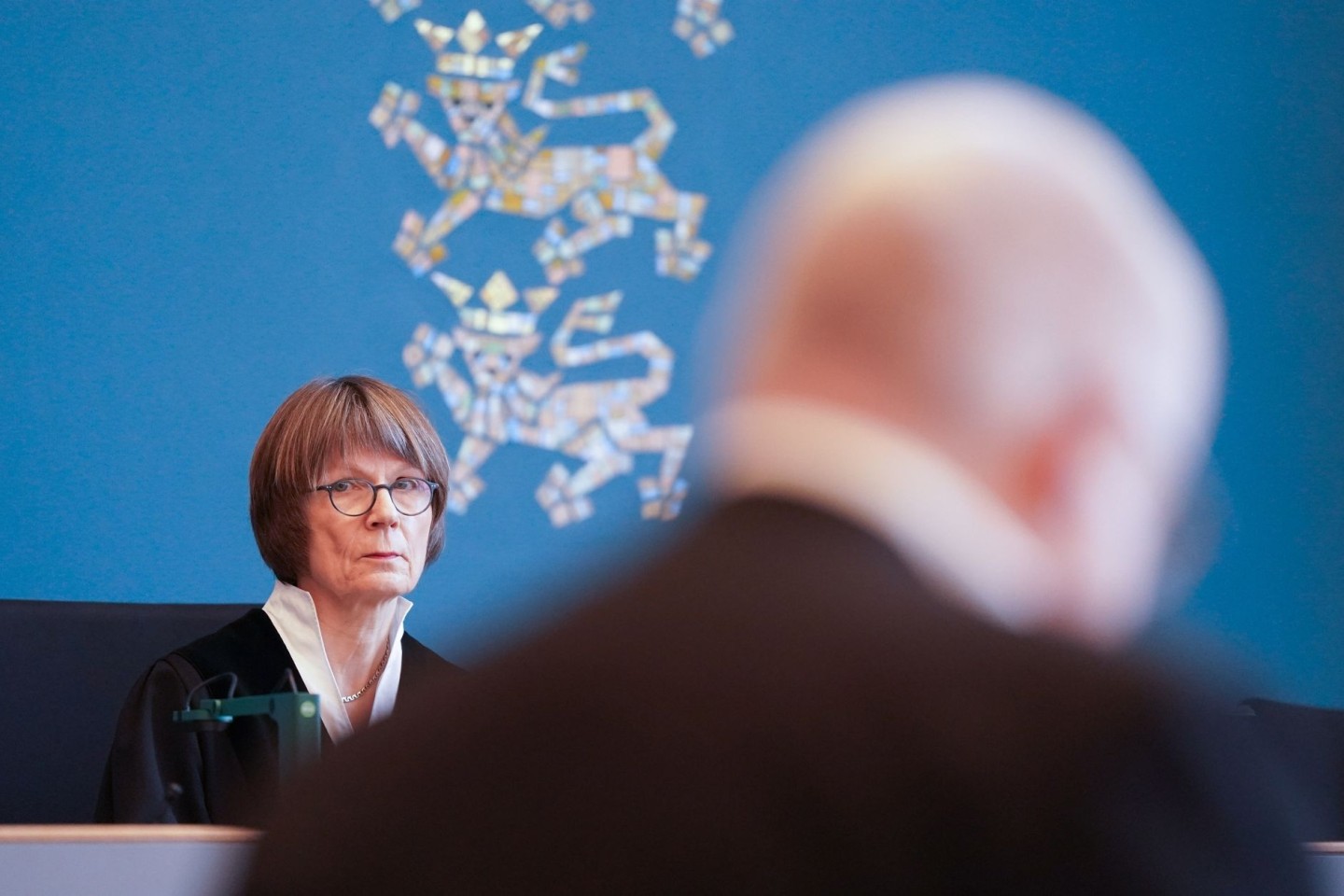 Die Vorsitzende Richterin am Landgericht Lübeck Helga von Lukowicz sitzt zu Beginn des Prozesses wegen schweren sexuellen Missbrauchs eines Kindes im Sitzungssaal.