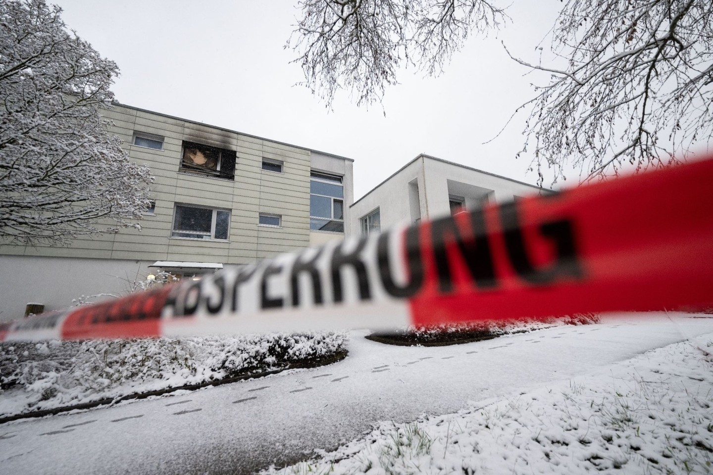Polizeiabsperrband ist nach einem Brand in einer Pflegeeinrichtung in Reutlingen im Januar dieses Jahres um Teile des Gebäudes angebracht.