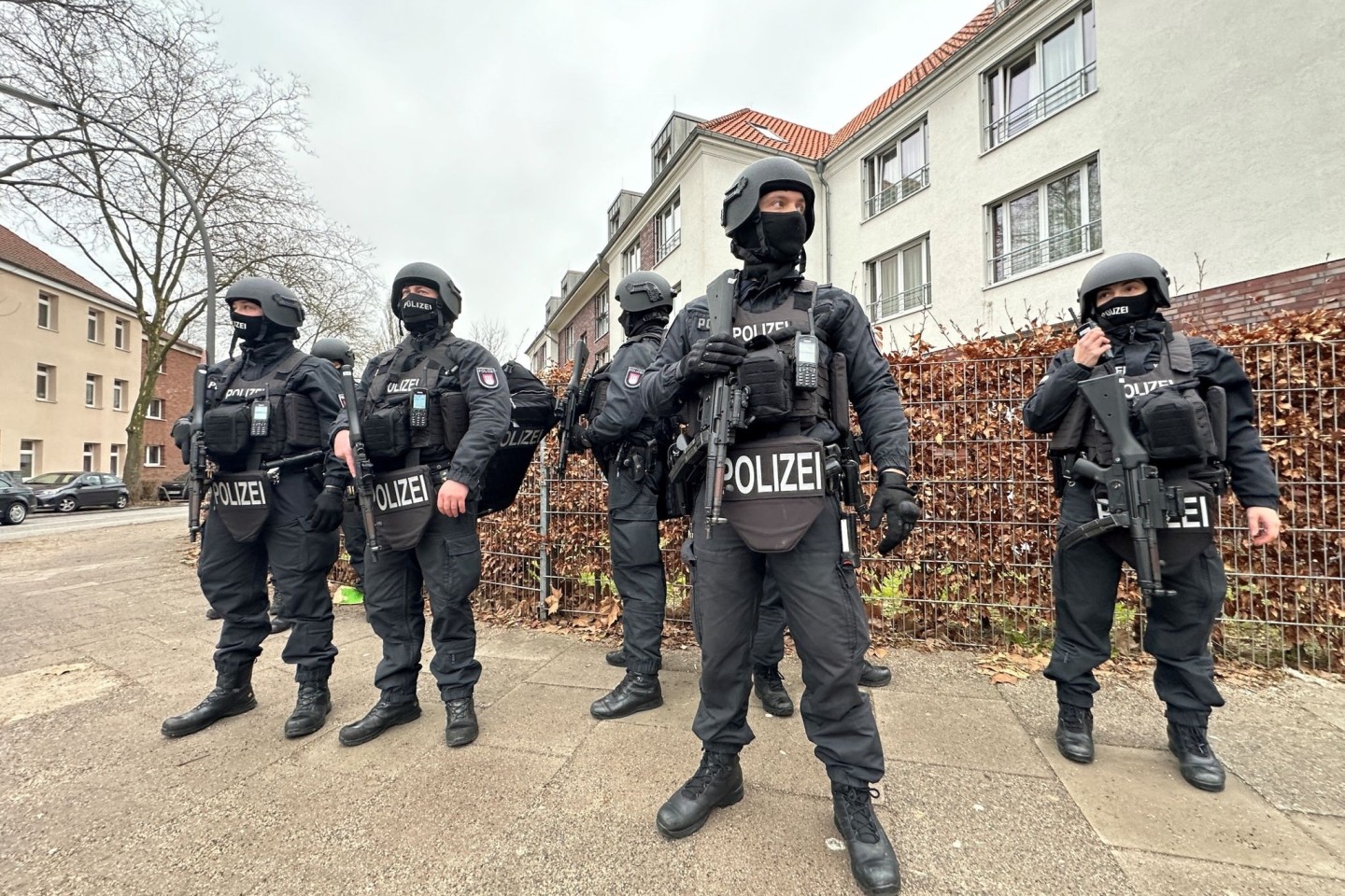 Polizisten in der Nähe des Tatorts in Hamburg-Billstedt.