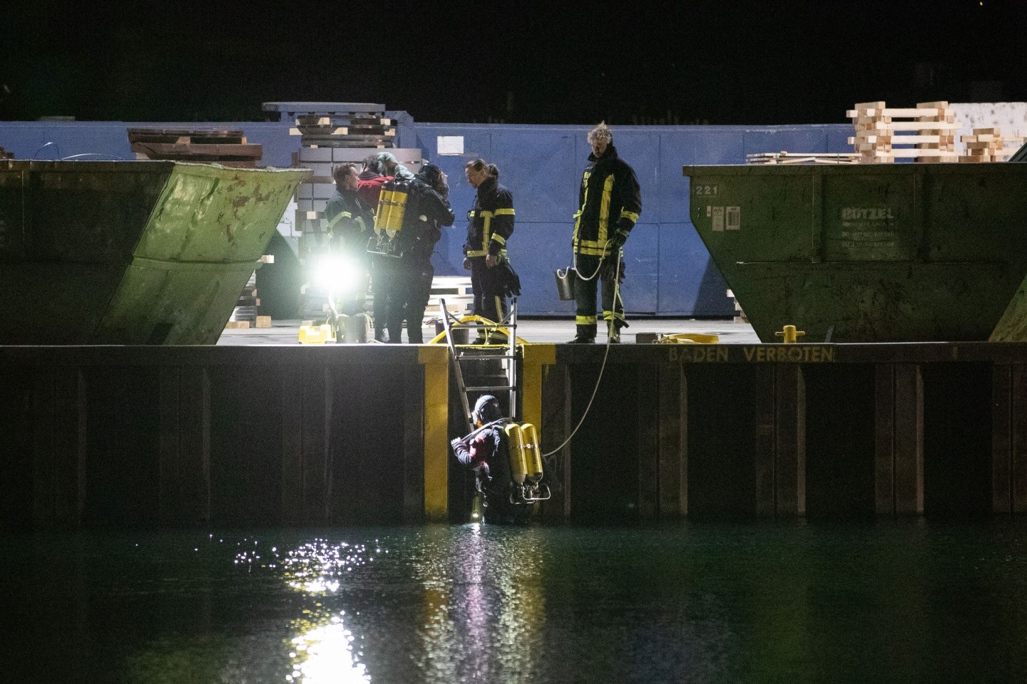 Einsatzkräfte suchen im Hafen und Hafenbecken in Dortmund nach Spuren.