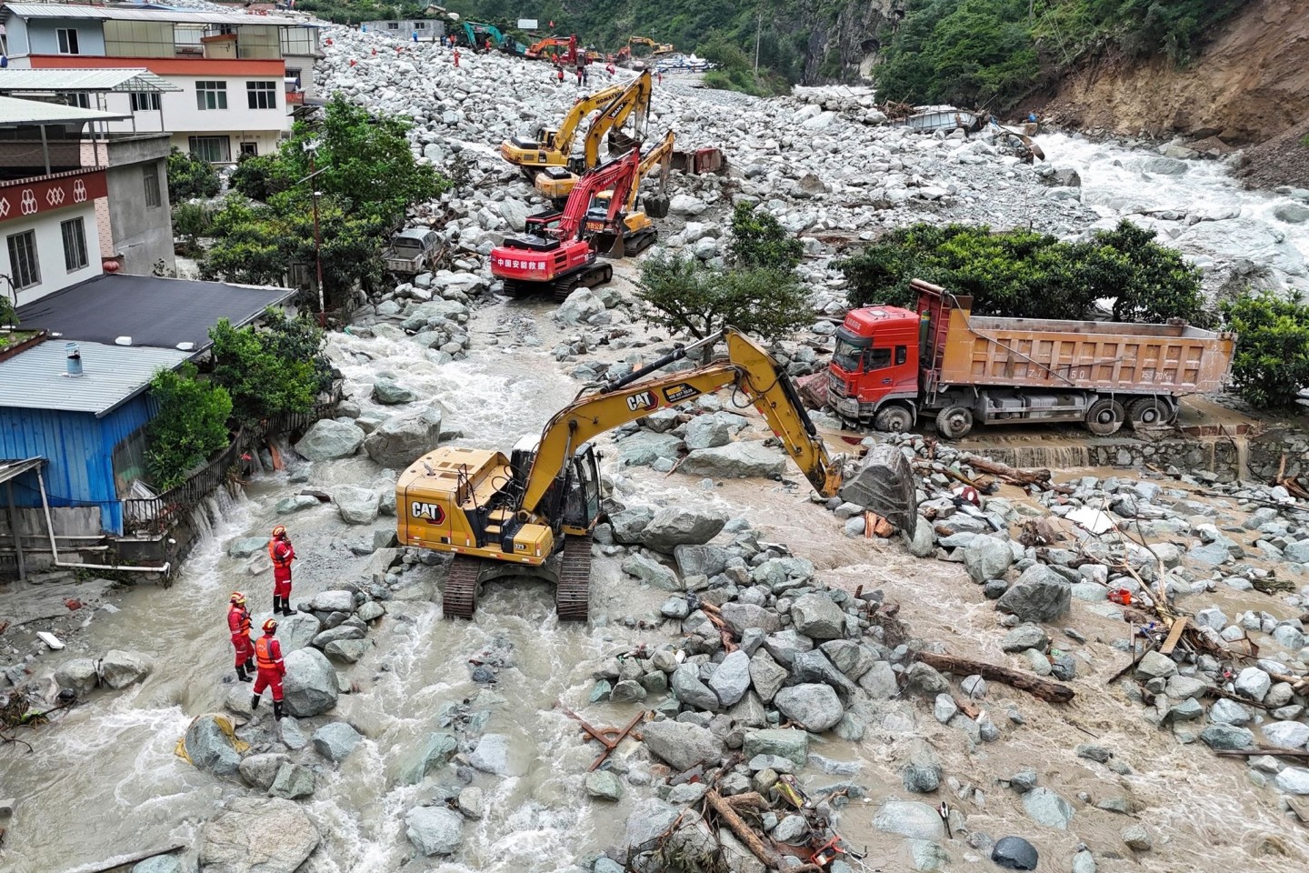 Rettungskräfte suchen nach Sturzfluten und Schlammlawinen im Dorf Ridi in der Stadt Kangding nach Überlebenden (Foto aktuell).