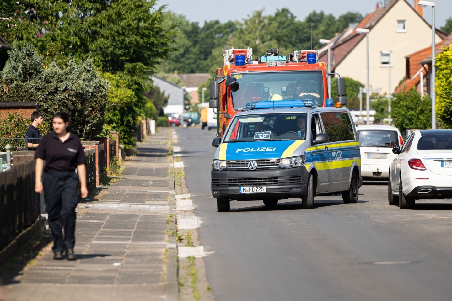 Einsatzkräfte von Feuerwehr und Polizei kontrollieren das Evakuierungsgebiet in Hannover. Die Zehn-Zentner-Fliegerbombe aus dem Zweiten Weltkrieg ist gesprengt worden.