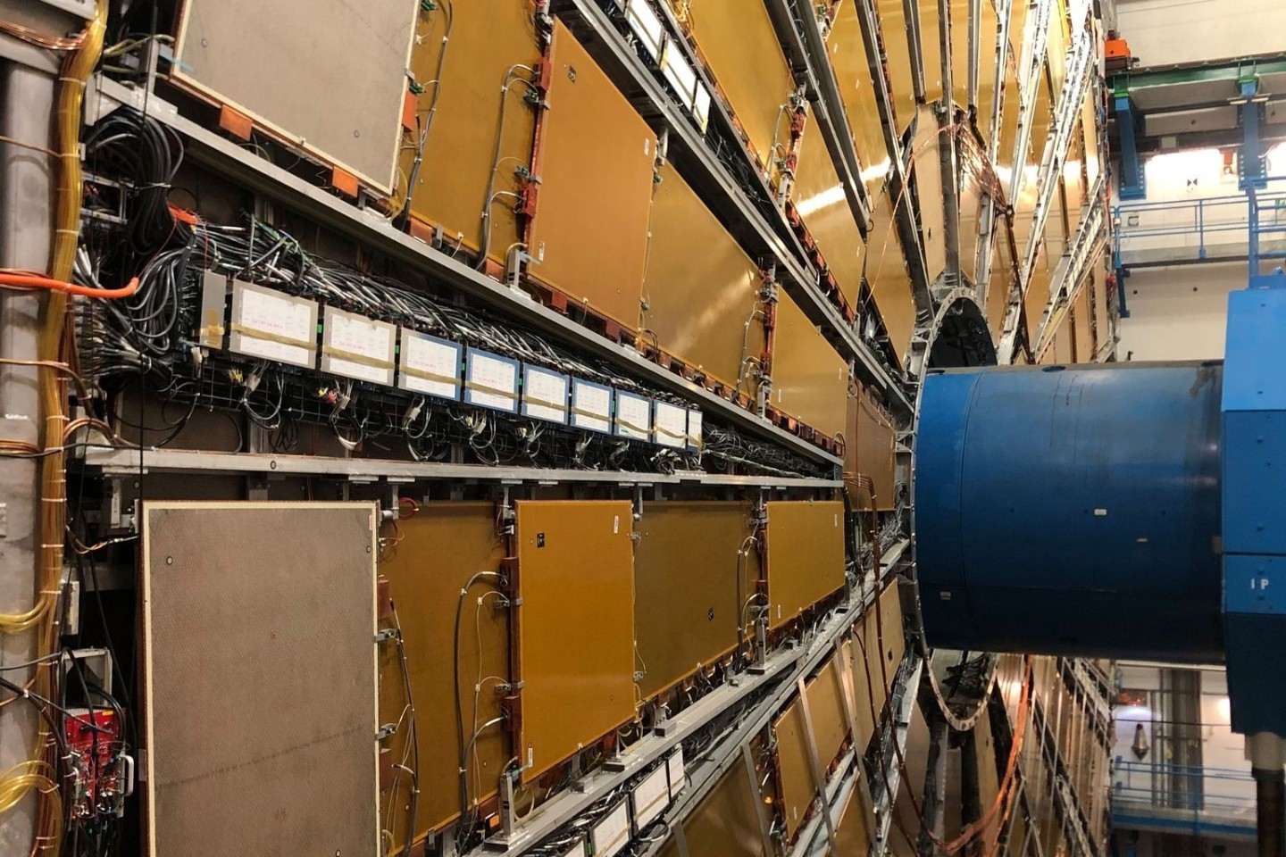 Die gigantische Maschine, der Teilchenbeschleuniger LHC, liegt in einem 27 Kilometer langen Tunnel unter der Erde im schweizerisch-französischen Grenzgebiet (Archivbild) 