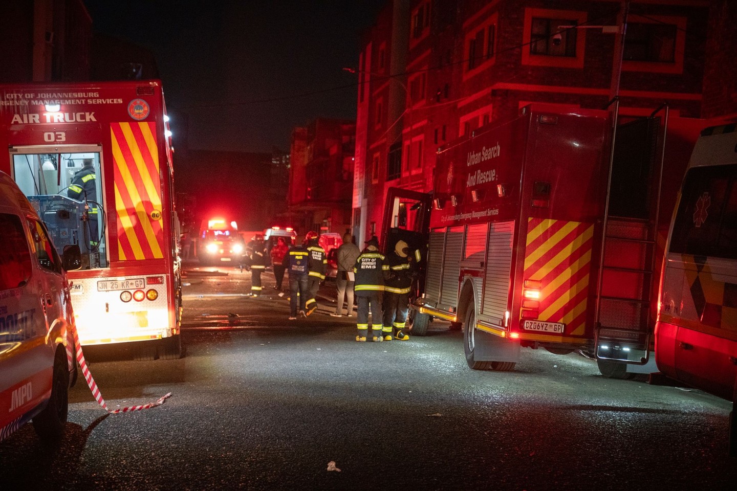 Feuerwehrleute kämpfen in Johannesburg gegen den Großbrand.