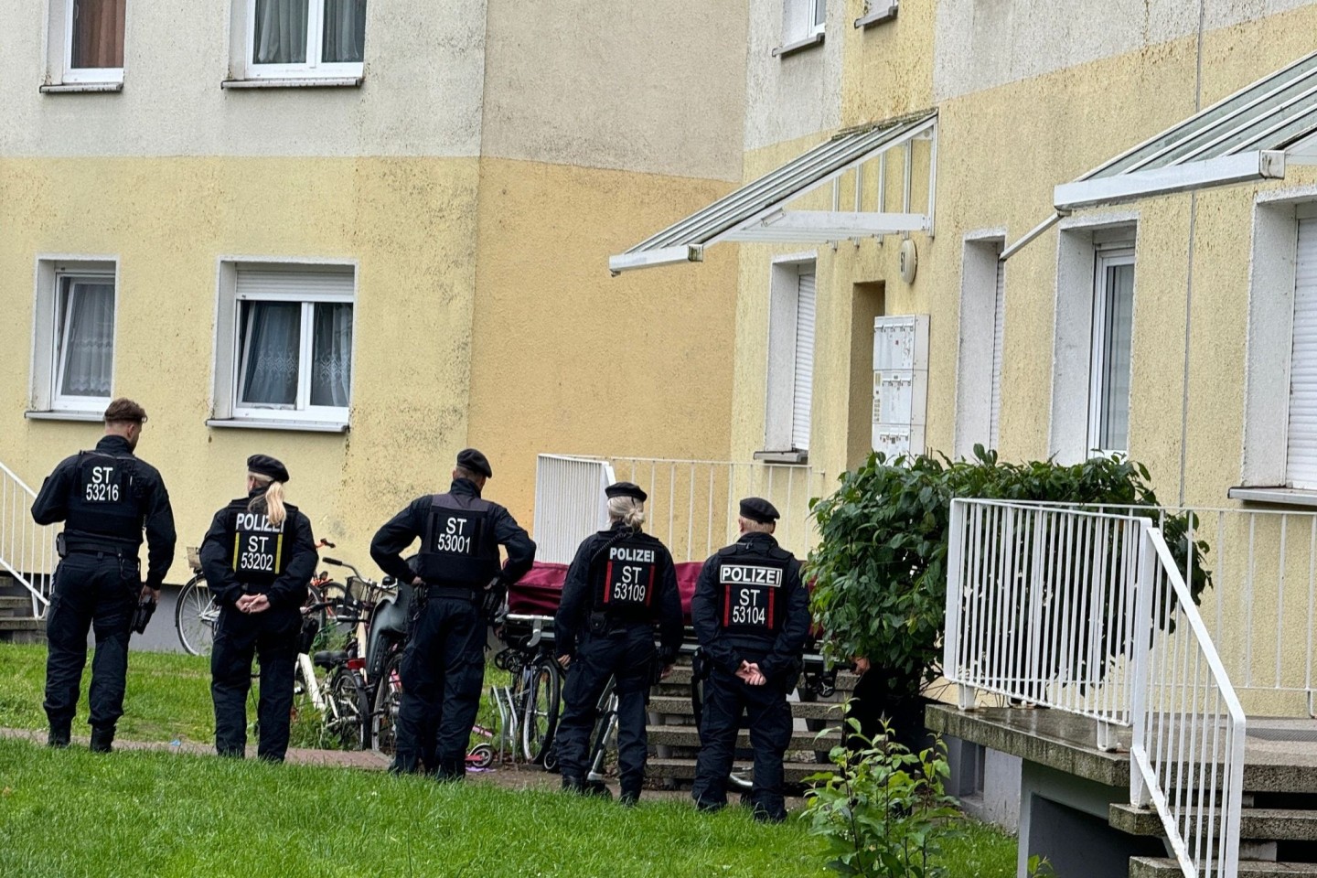 Polizisten am Einsatzort in Wolmirstedt in Sachsen-Anhalt.