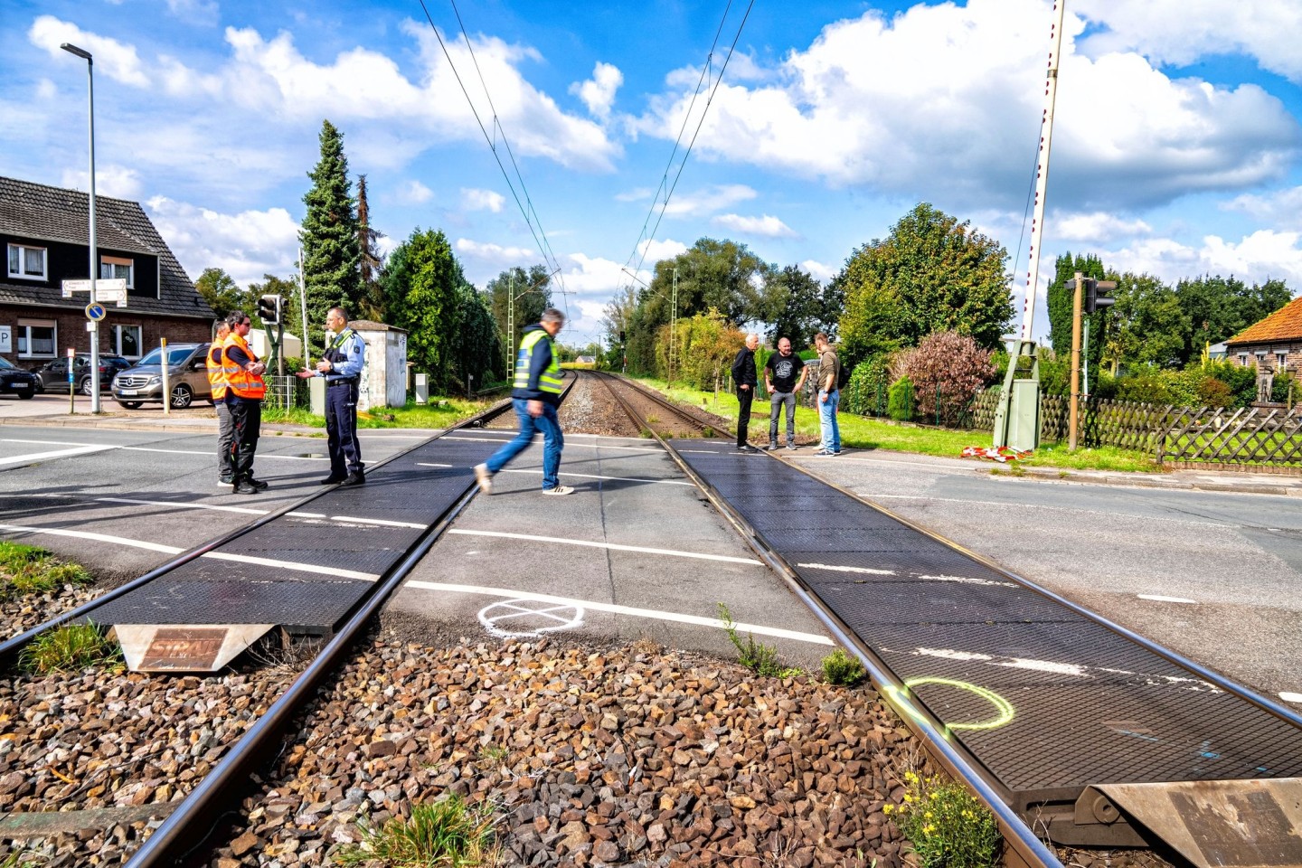 Unfall auf dem Weg zur Schule: Eine 14-Jährige starb an einem Bahnübergang