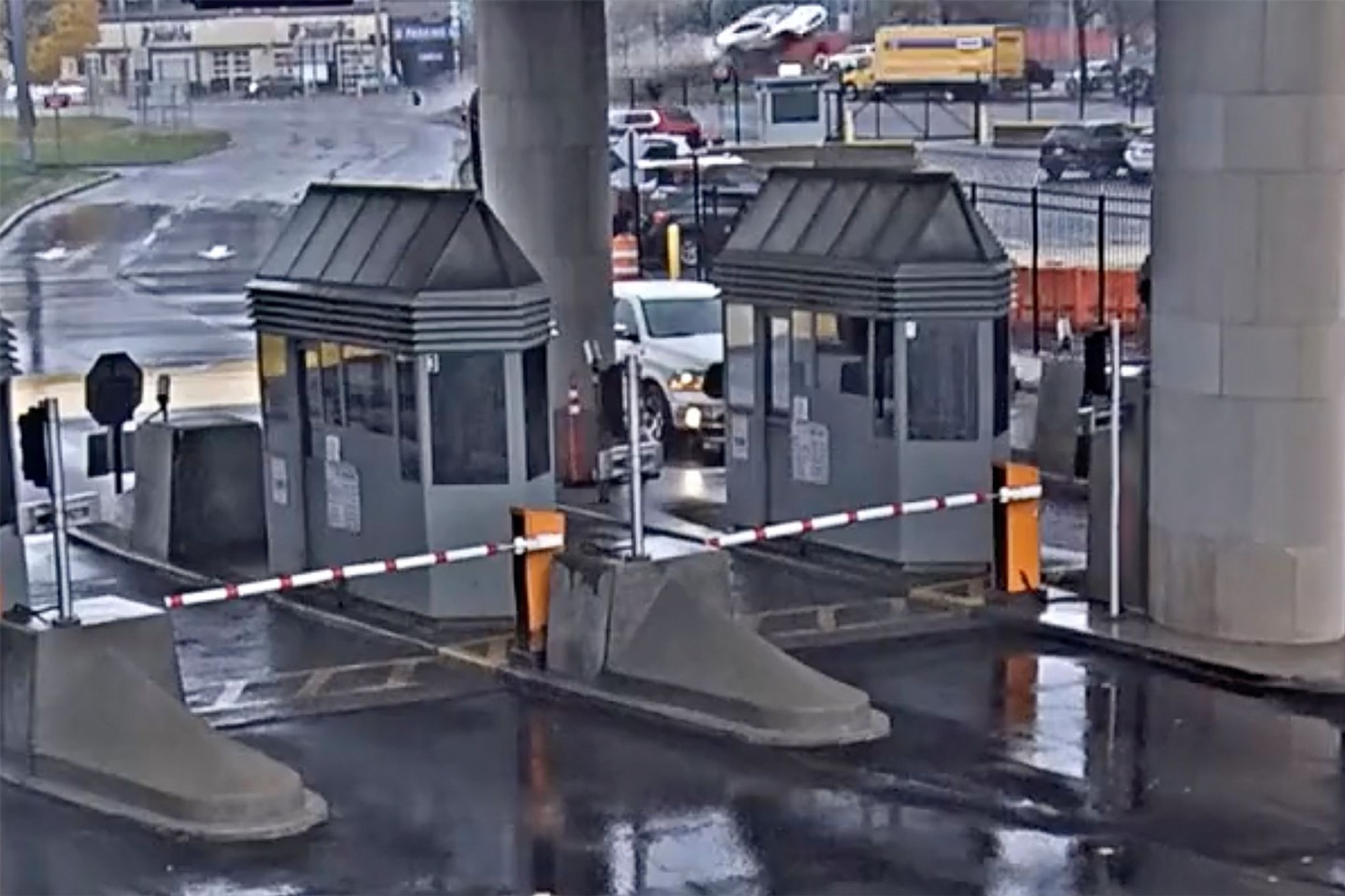 Szene aus einem Überwachungsvideo: Im Hintergrund fliegt das Auto durch die Luft - bevor es bei der Landung explodiert.