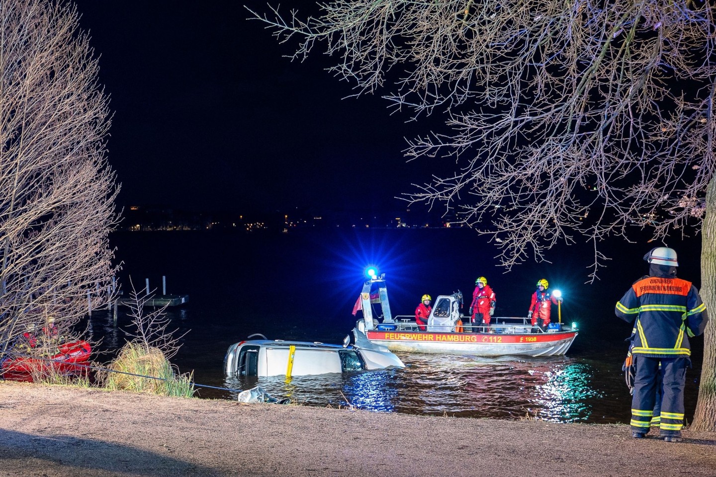 Einsatzkräfte der Feuerwehr bergen das Auto aus der Außenalster.