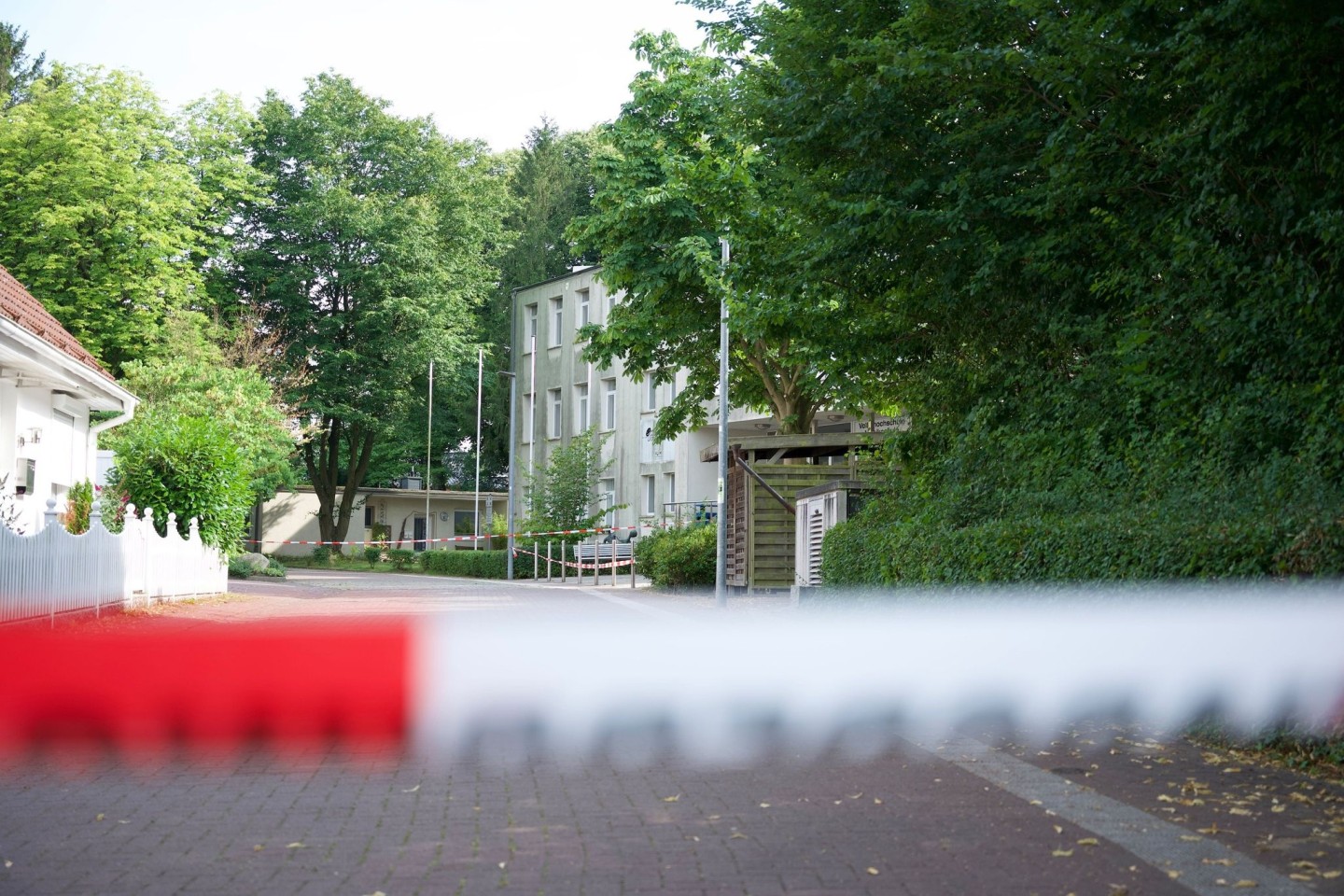 Die Polizei geht von einem versuchten Tötungsdelikt an der Volkshochschule aus.