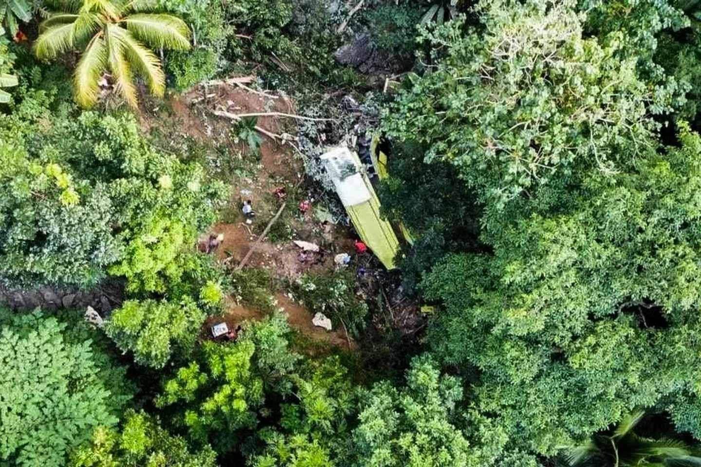 Ein Bus ist in einem Berggebiet auf den Philippinen von der Straße abgekommen.