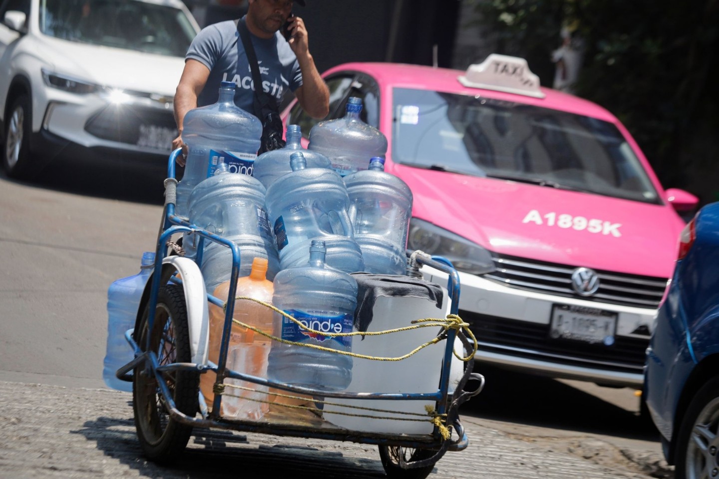 Ein Mann geht mit leeren Wasserkanistern durch eine Straße in Mexiko-Stadt. In 27 der 32 Bundesstaaten in Mexiko liegen die Temperaturen bei mehr als 40 Grad.