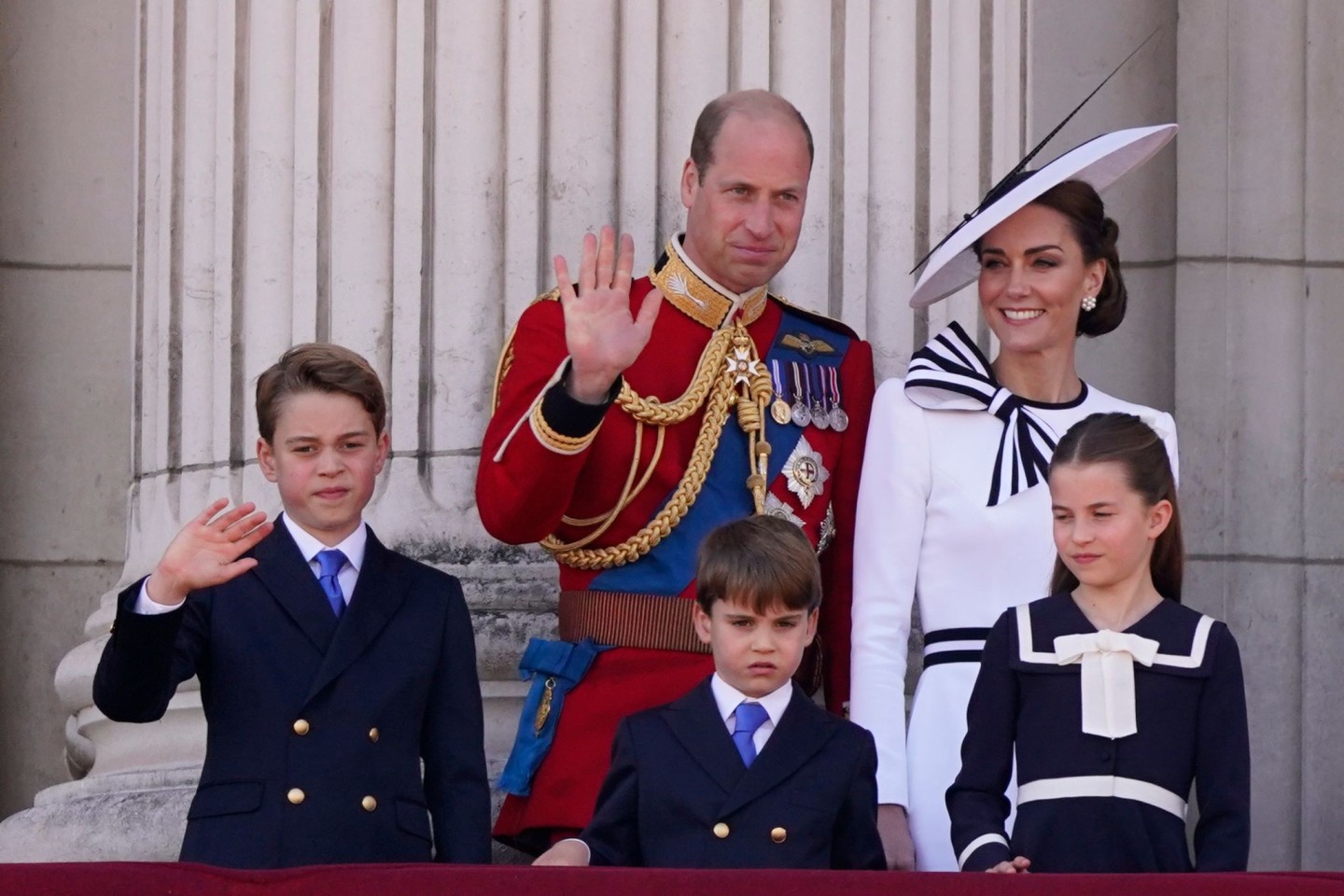 Prinz William und Prinzessin Kate auf dem Balkon des Buckingham Palastes mit ihren Kindern Prinz George (v.l.n.r.), Prinz Louis und Prinzessin Charlotte.