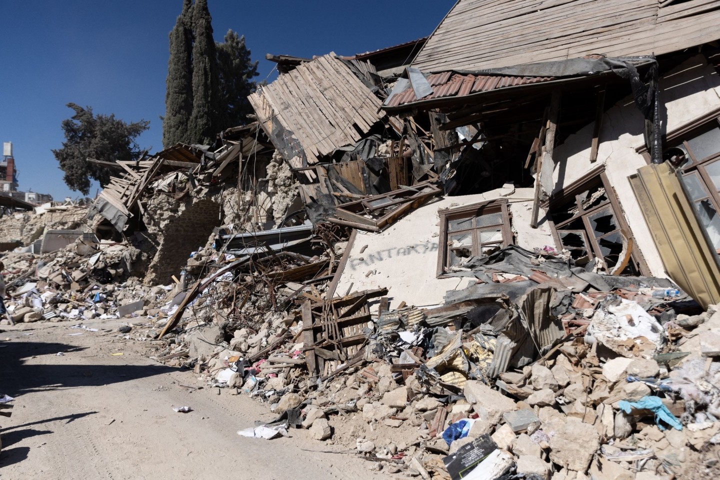 Trümmer liegen in der türkischen Stadt Antakya, wo ein heftiges Erdbeben im Februar schwere Schäden anrichtete.