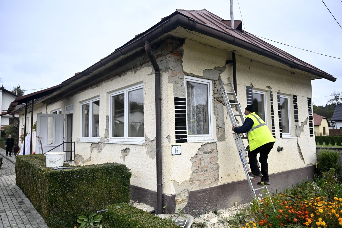 Ein von einem Erdbeben beschädigtes Haus in der Slowakei.