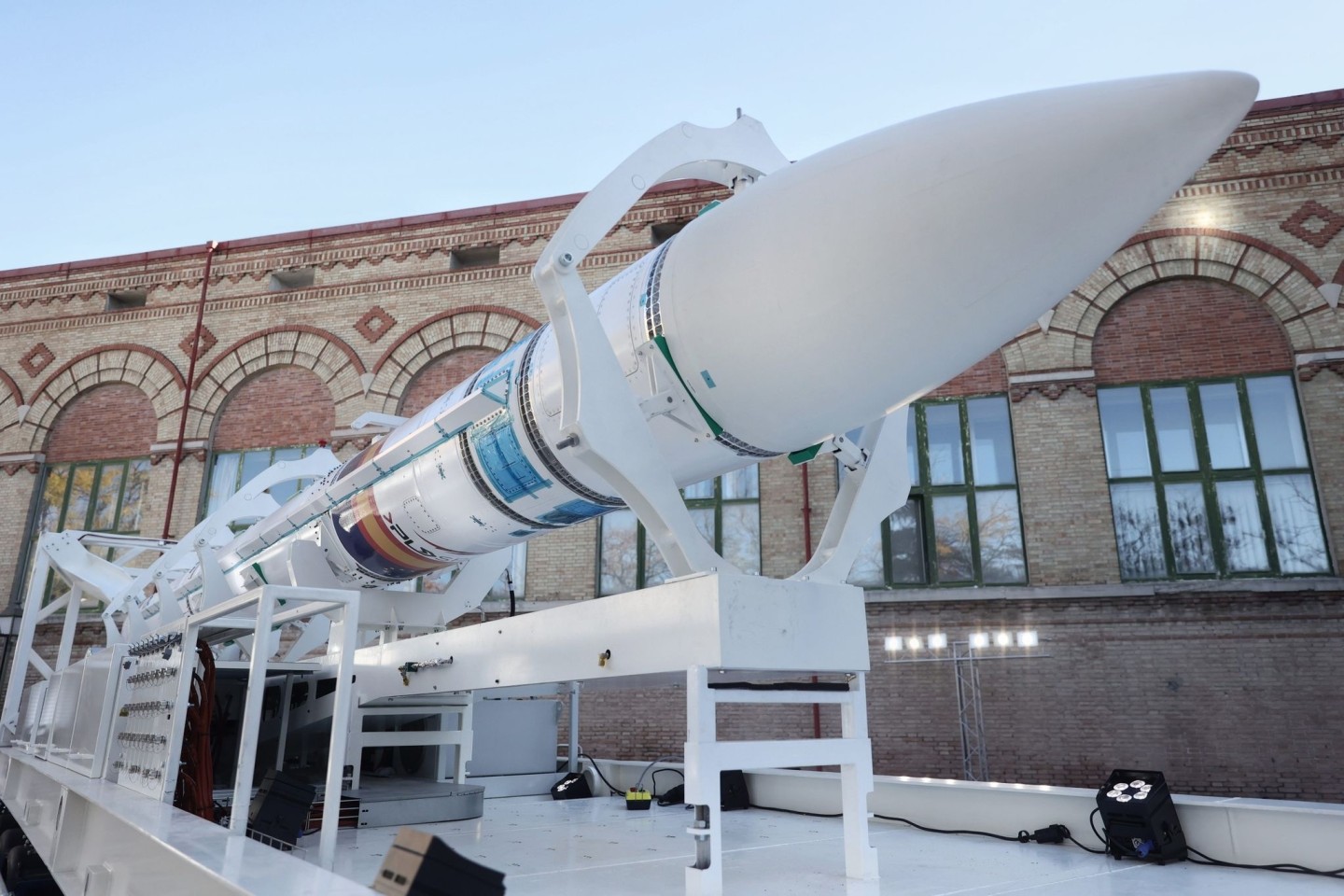 Die Träger-Rakete «Miura 1» wird auf der Esplanade des Nationalen Museums für Naturwissenschaften in Madrid präsentiert.