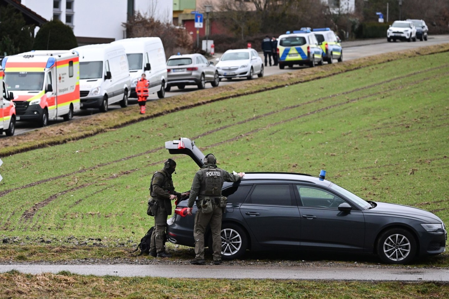 Die Polizei sperrte das Haus weiträumig ab und evakuierte umliegende Gebäude.