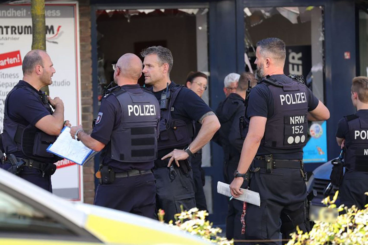 Einsatzkräfte der Feuerwehr und Polizei in der Innenstadt von Solingen. Hier ist es zu einer Explosion gekommen.