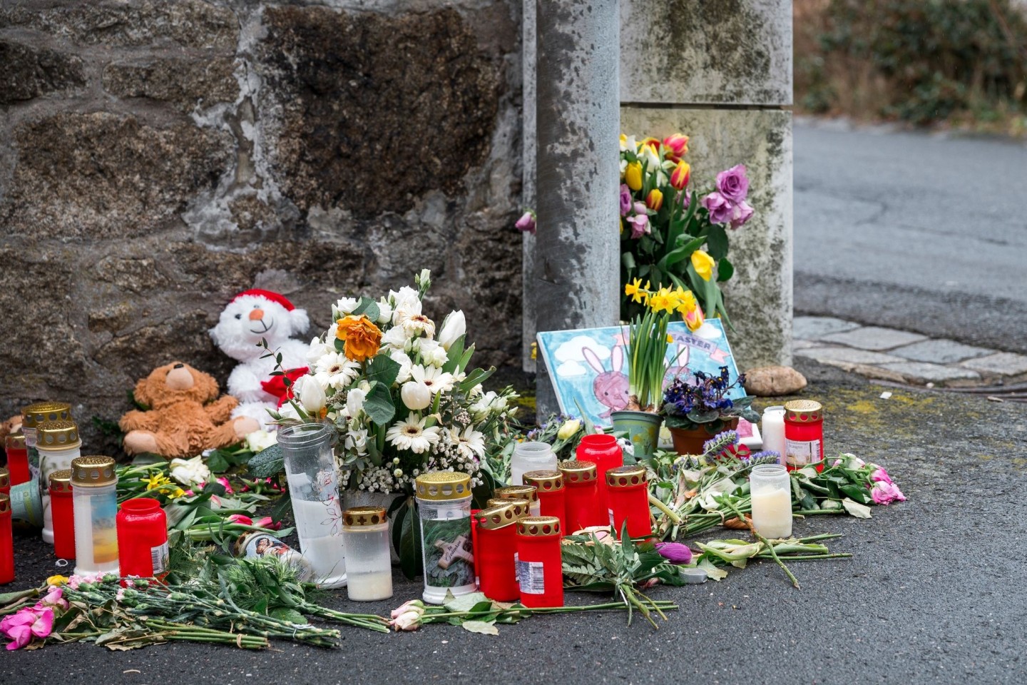 Blumen, Kuscheltiere und Kerzen vor dem Kinder- und Jugendhilfezentrum, in dem die Zehnjährige tot aufgefunden wurde.