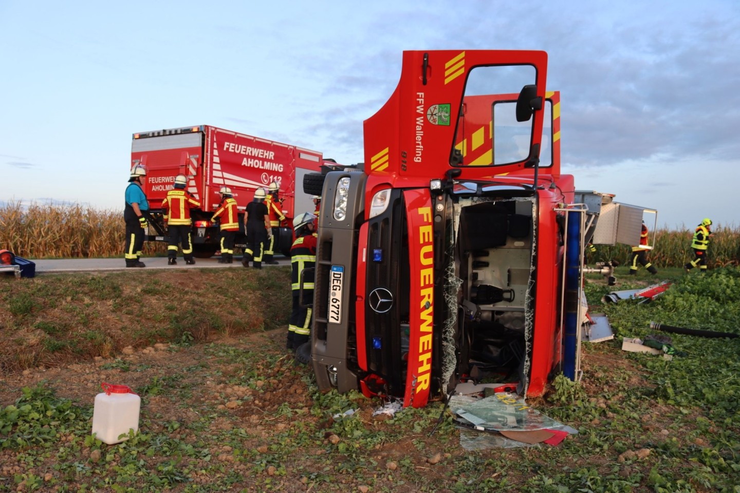 Der umgekippte Feuerwehrwagen liegt am Straßenrand.