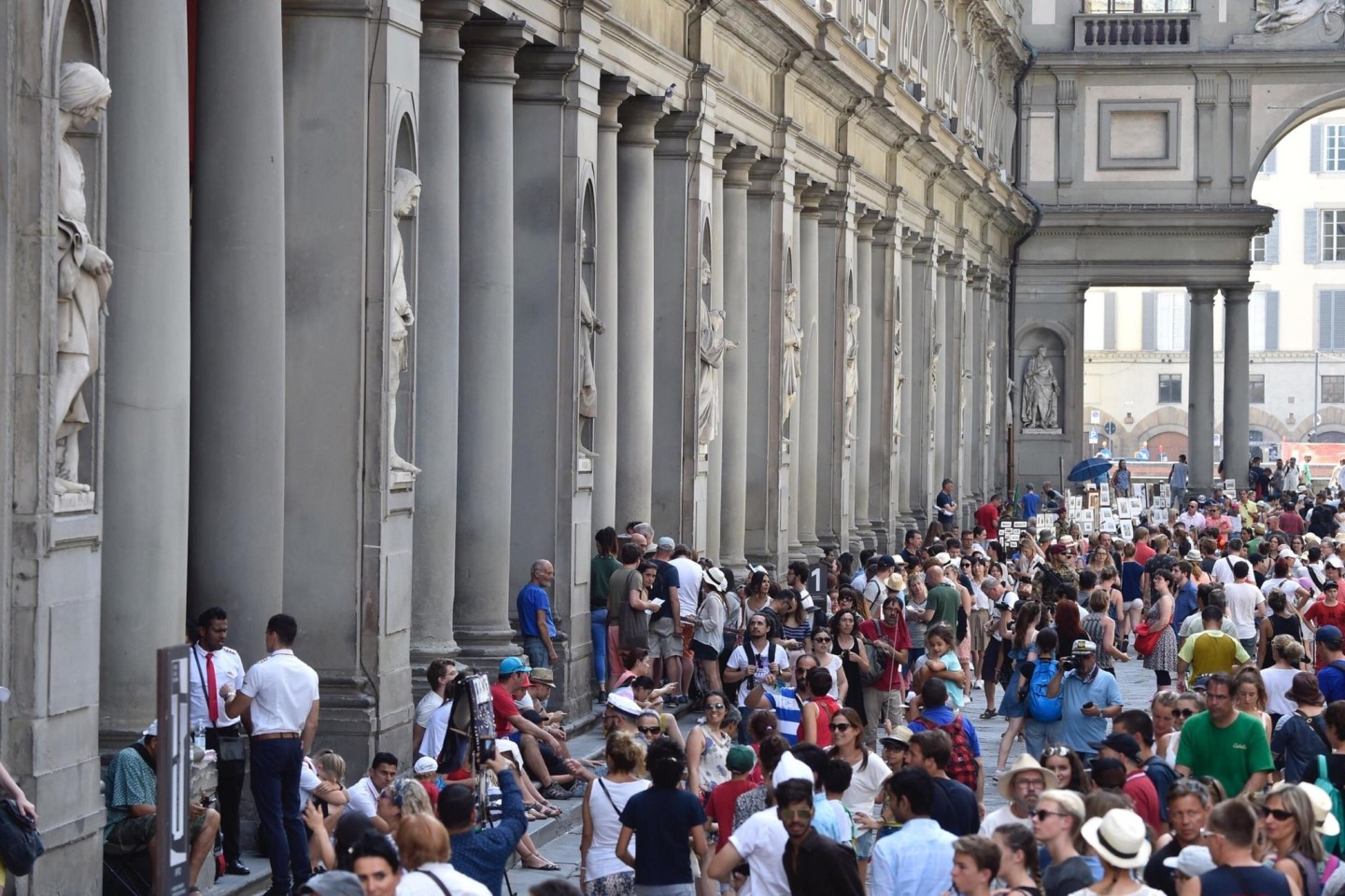 Touristen über Touristen. Florenz will Kurzzeit-Vermietungen im historischen Zentrum verbieten. (Foto: Archiv)