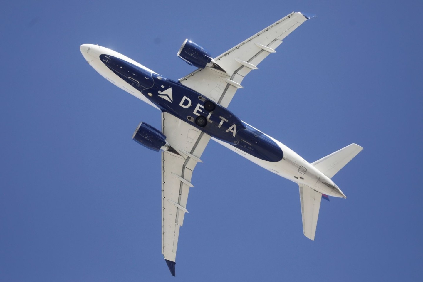 Das Flugzeug ist zurückgekehrt und zur Reinigung außer Betrieb genommen worden. (Symbolbild)