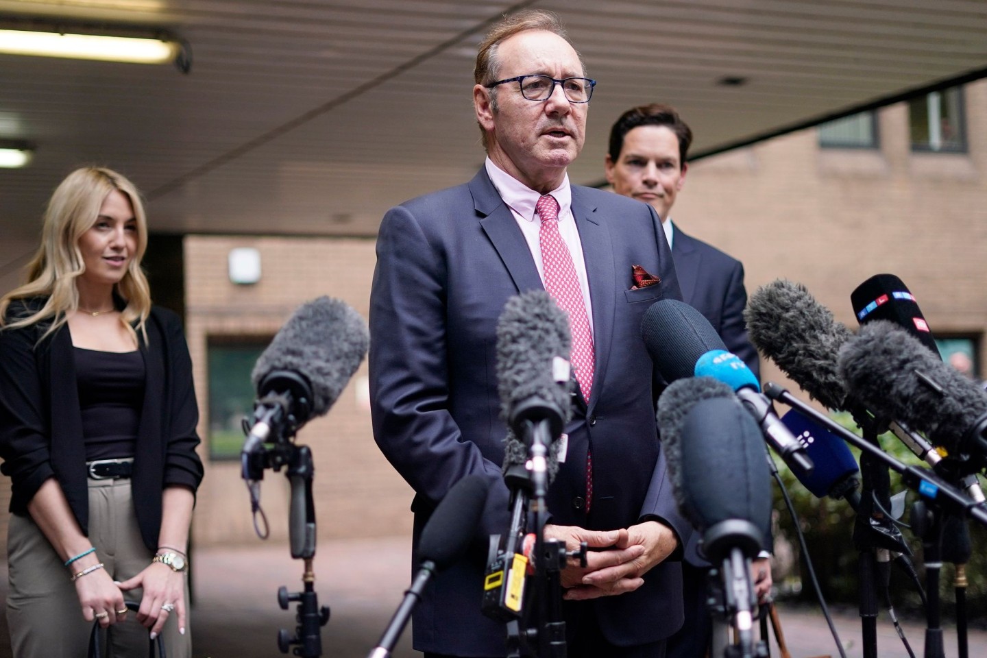 Kevin Spacey spricht vor dem Southwark Crown Court in London.