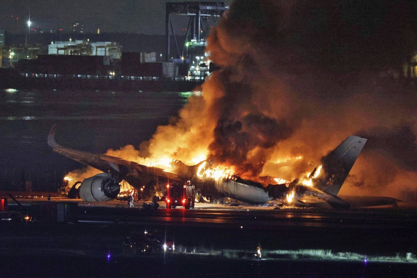 Ein Passagierflugzeug ist bei der Landung auf dem Tokioter Flughafen Haneda in Brand geraten.