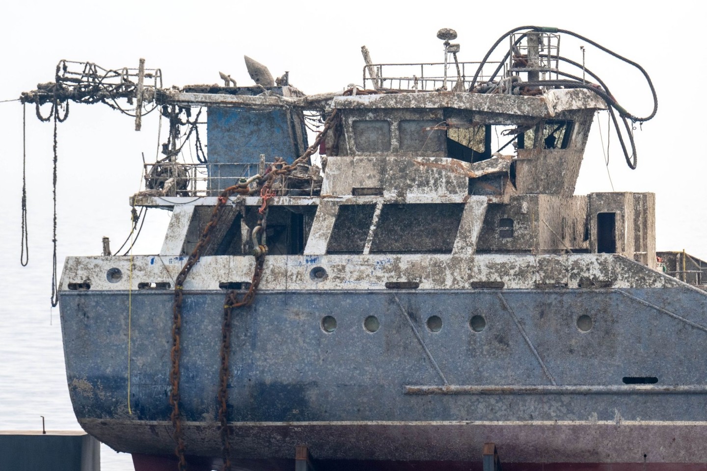 Die beiden Wrackteile des gesunkenen Frachters «Verity» sind geborgen worden. Für die Bergung wurde das Schiff unter Wasser in zwei Teile geschnitten. Ein Schiffskran hob sie nacheinander...