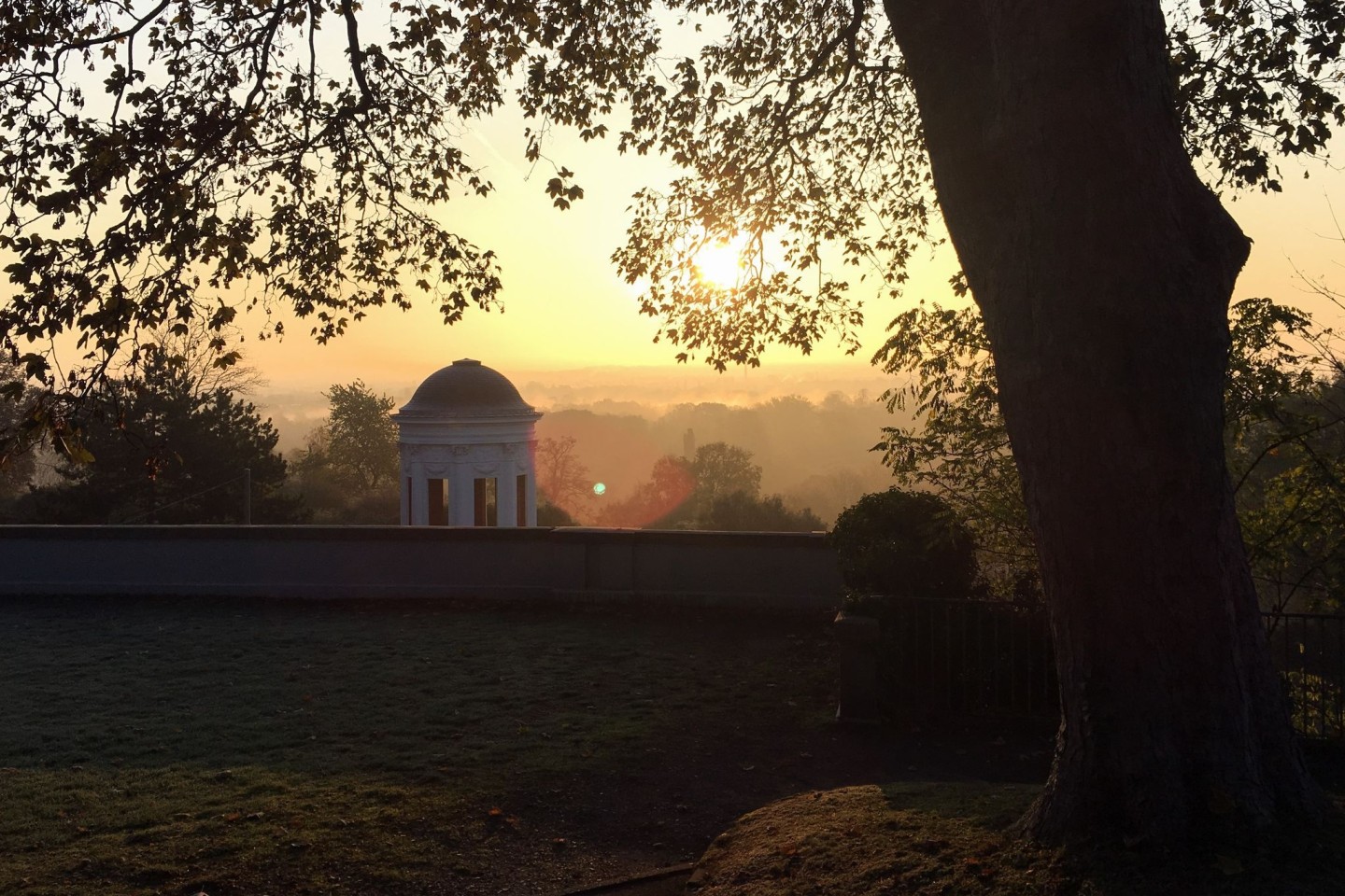 Sonnenaufgang über der Karlsaue und dem Frühstückstempel auf dem Weinberg in Kassel.