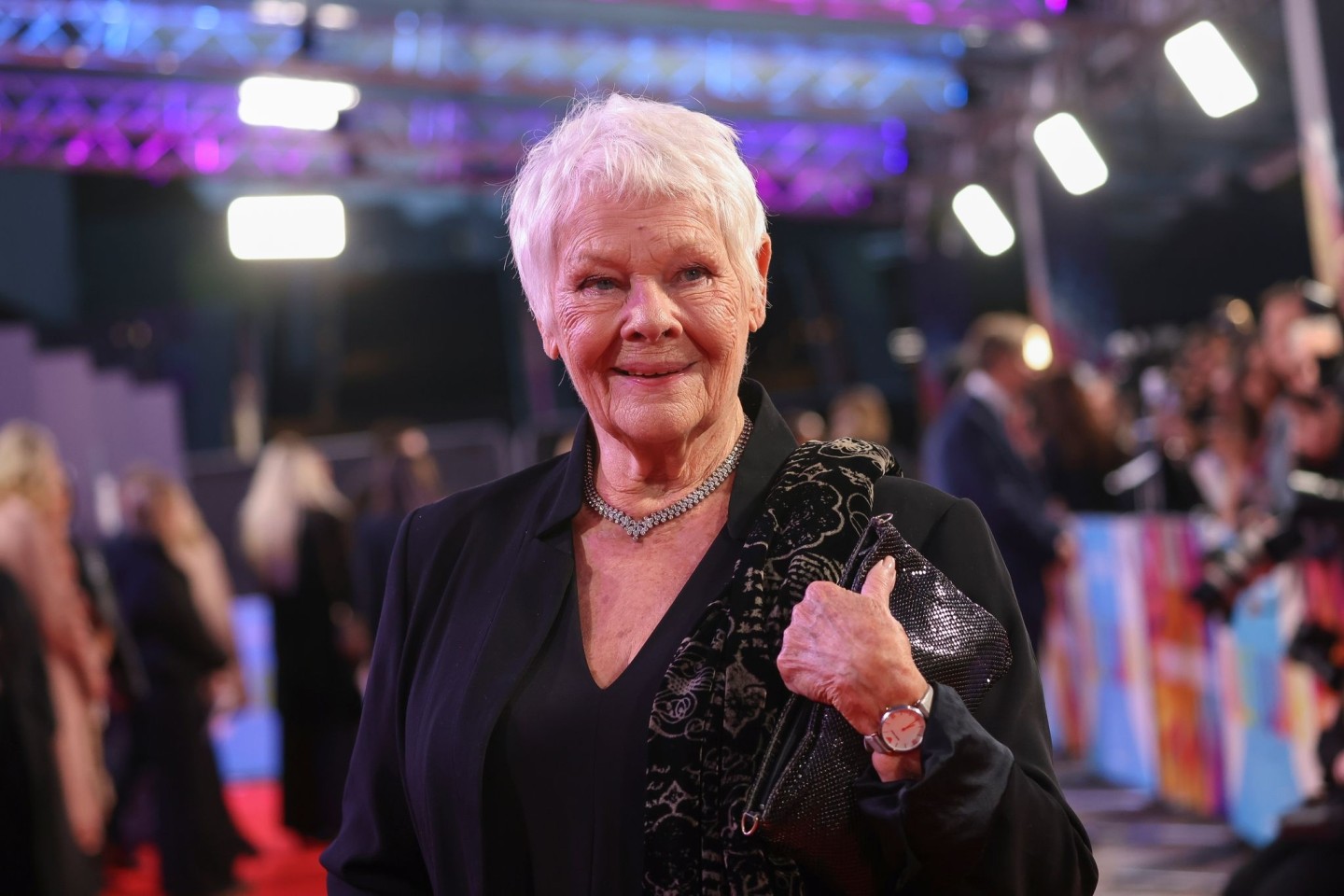 Die Oscar-Preisträgerin Judi Dench ist das erste weibliche Mitglied eines Privatclus in dessen 193-jährigen Geschichte.