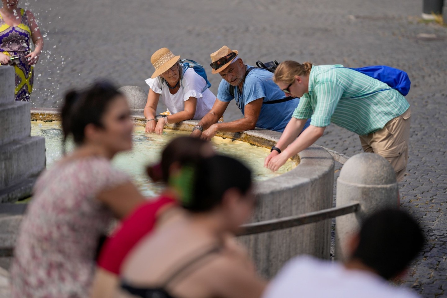 Eine Erfrischen am Brunnen in Rom gegen die hohen Temperaturen: Eine intensive Hitzewelle hat Italien erreicht.