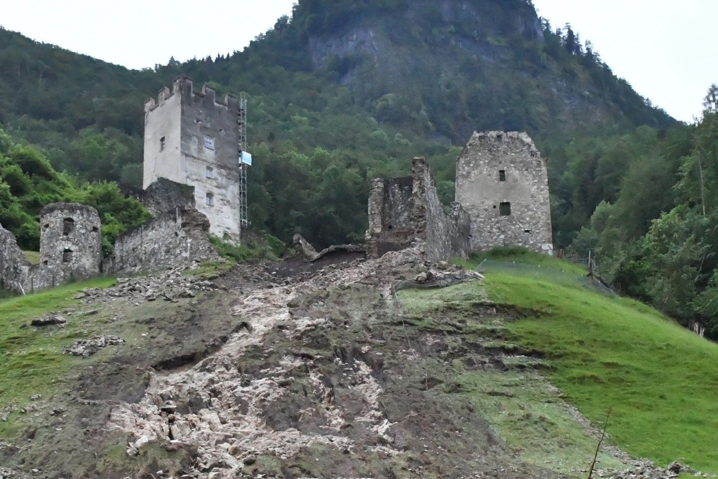 Teile der Burgruine Falkenstein im oberbayerischen Flintsbach sind nach heftigen Regenfällen abgerutscht.