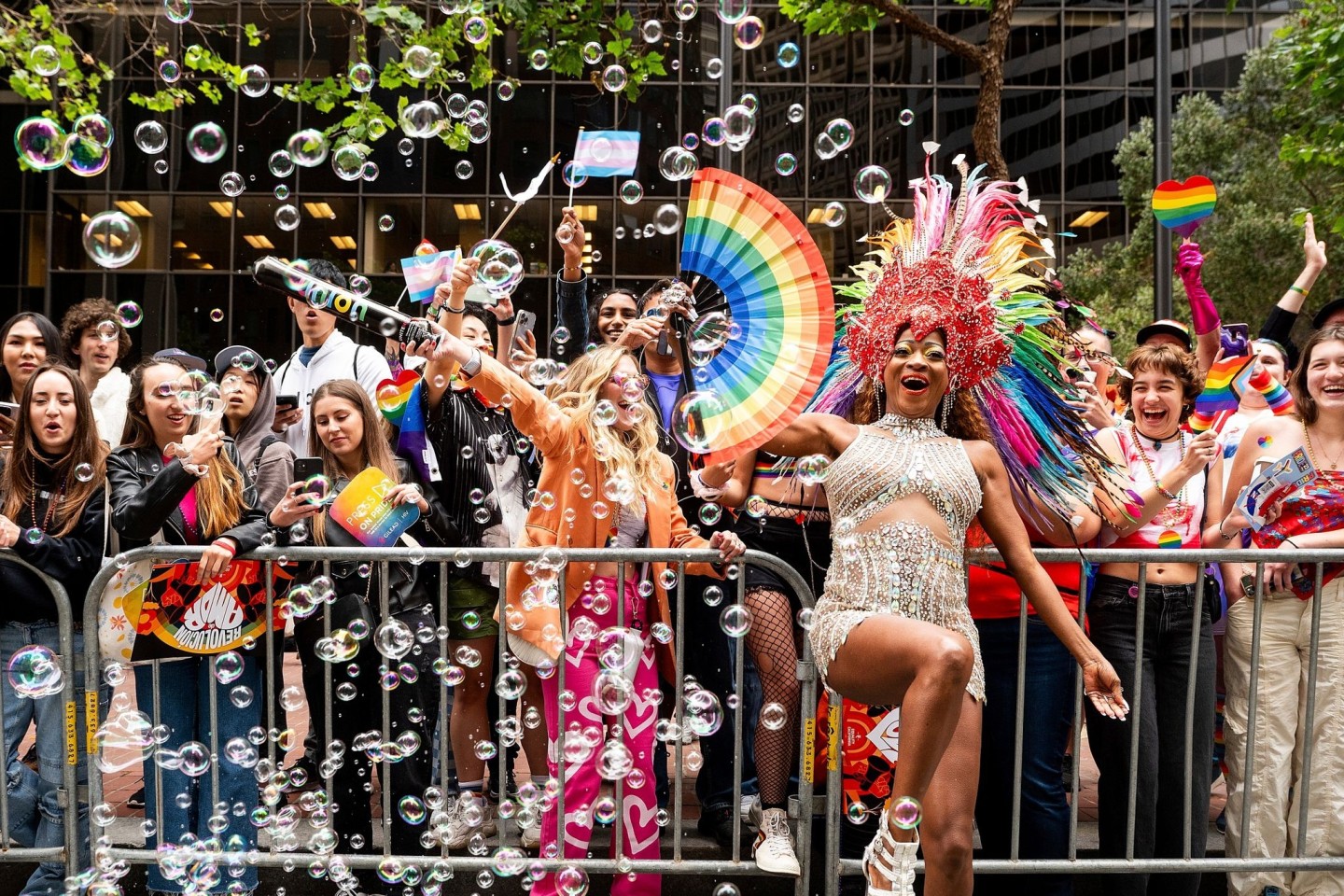 Menschen feiern bei der jährlichen San Francisco Pride Parade.