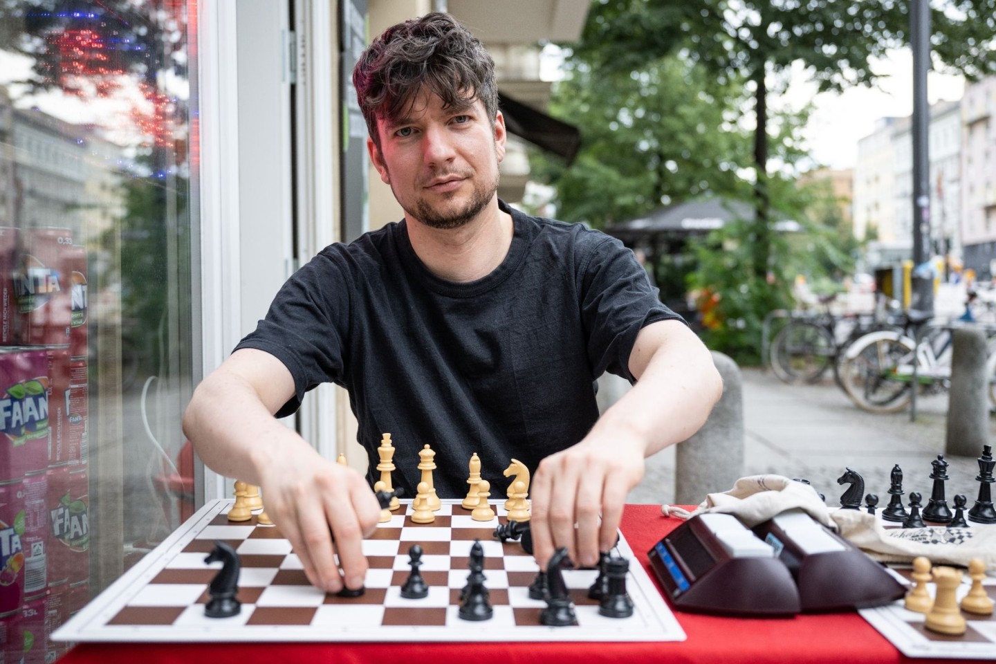 Beinahe täglich spielt Wolf Bōese vor dem Späti mit fremden Menschen Schach.