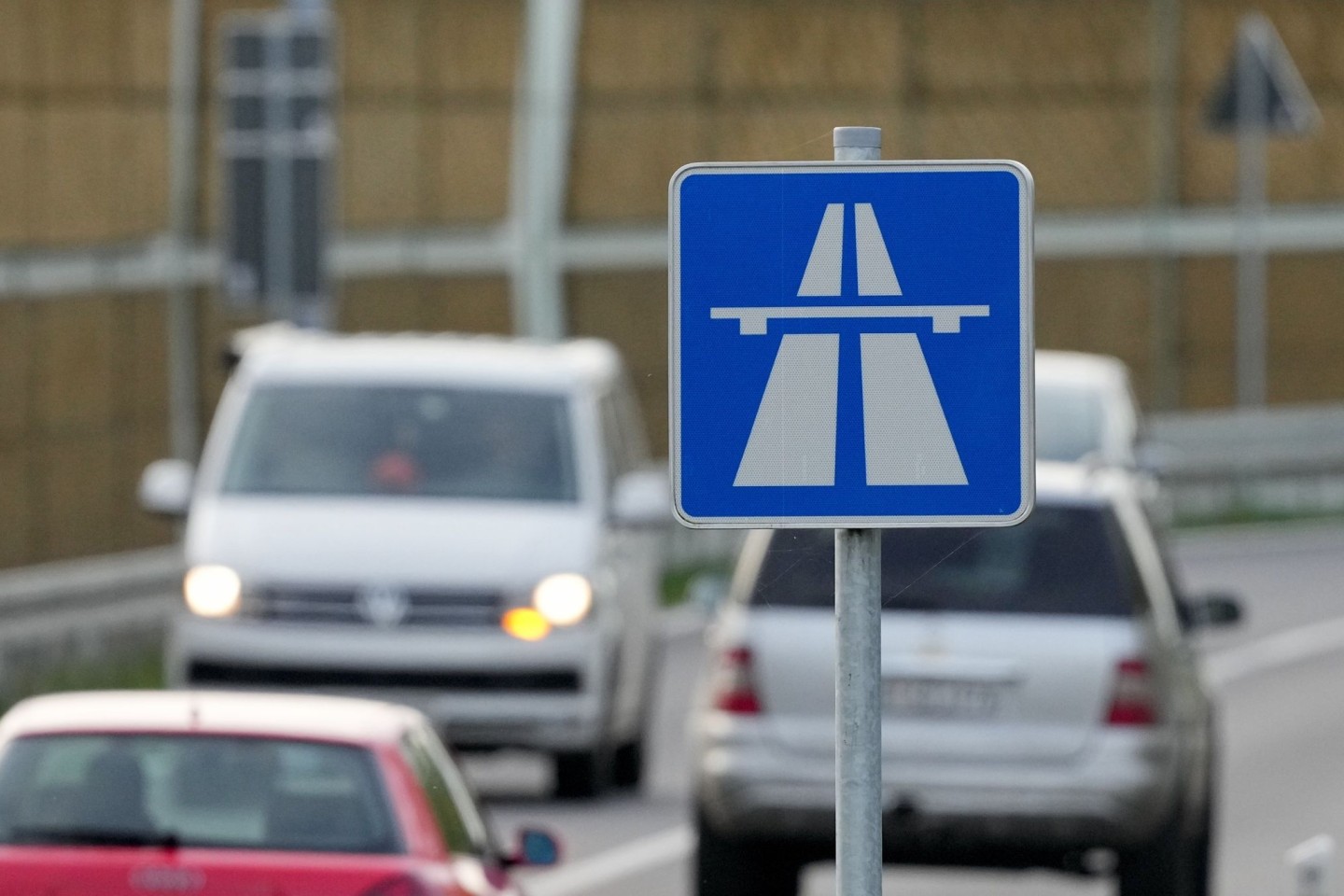 Ein Vater ließ seinen minderjährigen Sohn ohne Fahrerlaubnis auf der Autobahn fahren.