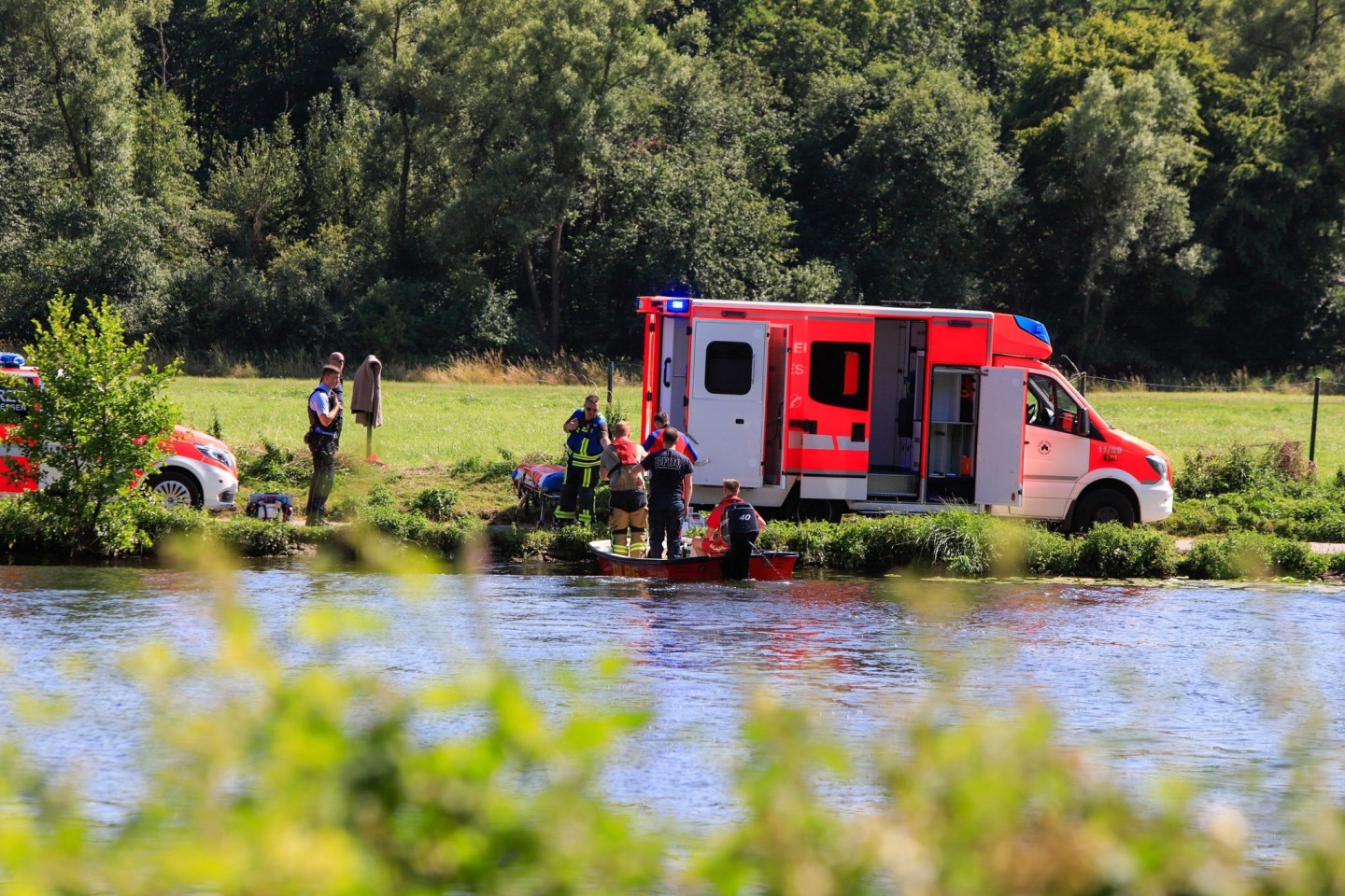 Einsatzkräfte der Feuerwehr, der Polizei und der DLRG sind auf der Suche nach dem Kind in der Ruhr.