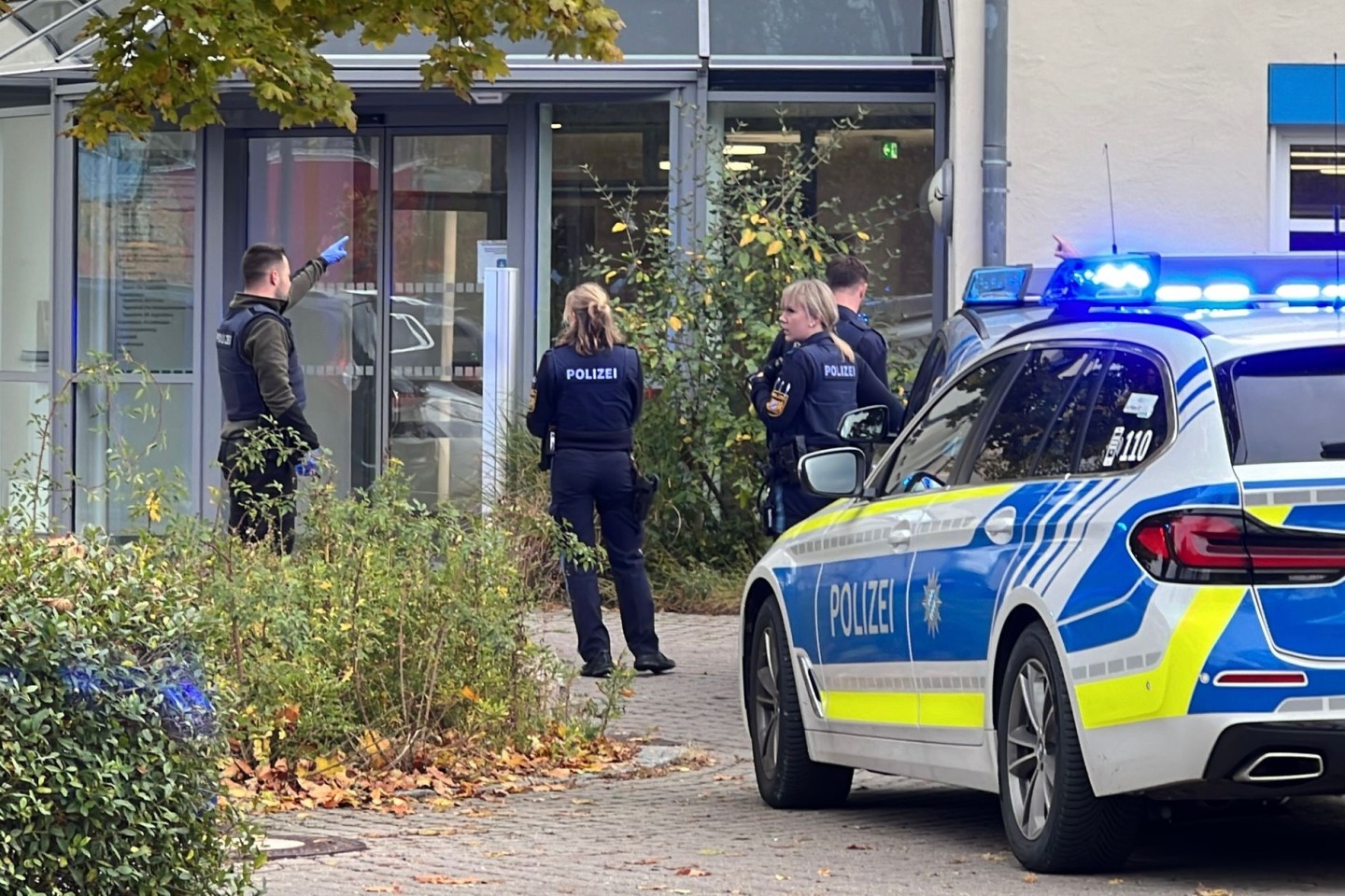 Polizisten stehen vor der kinder- und jugendpsychiatrischen Einrichtung, in der ein 14-Jähriger einen Siebenjährigen sowie ein 63-Jährigen angegriffen haben soll.