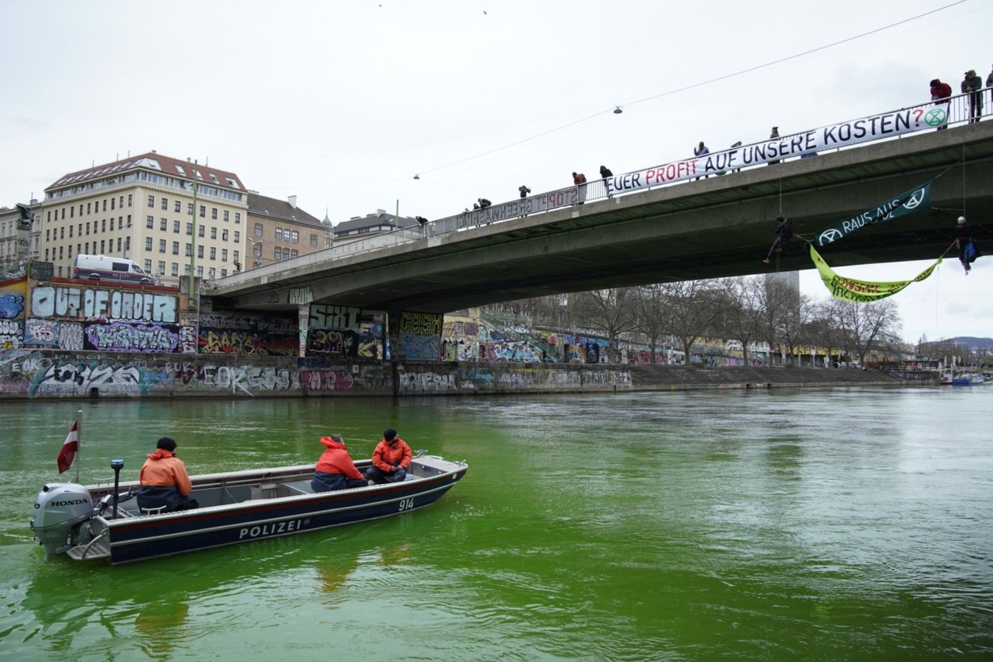 Zu Mittag blockierte eine Gruppe Aktivisten die Salztorbrücke in der Wiener Innenstadt und färbte den Donaukanal grün.