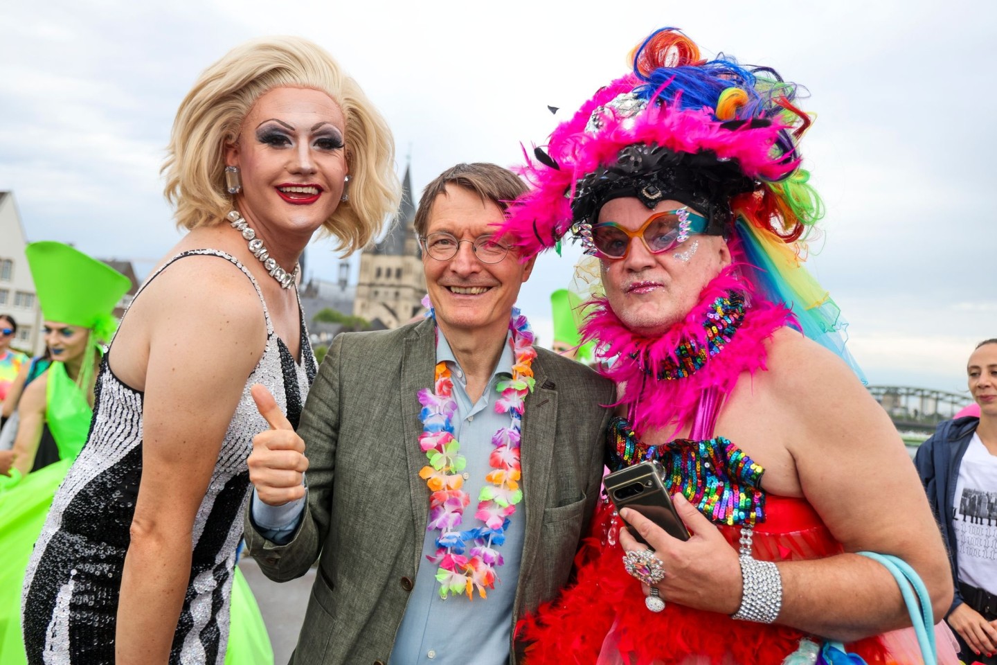 Karl Lauterbach ruft beim CSD in Köln zum Zusammenstehen auf.