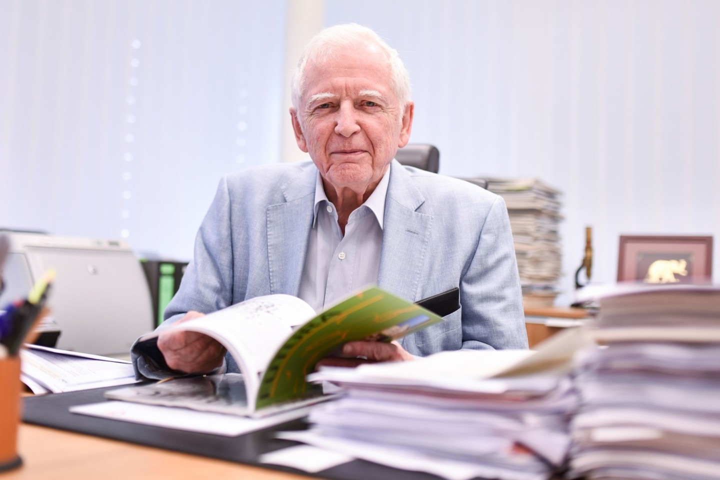 Der Medizin-Nobelpreisträger Harald zur Hausen sitzt im Deutschen Krebsforschungszentrum (DKFZ) in seinem Büro.