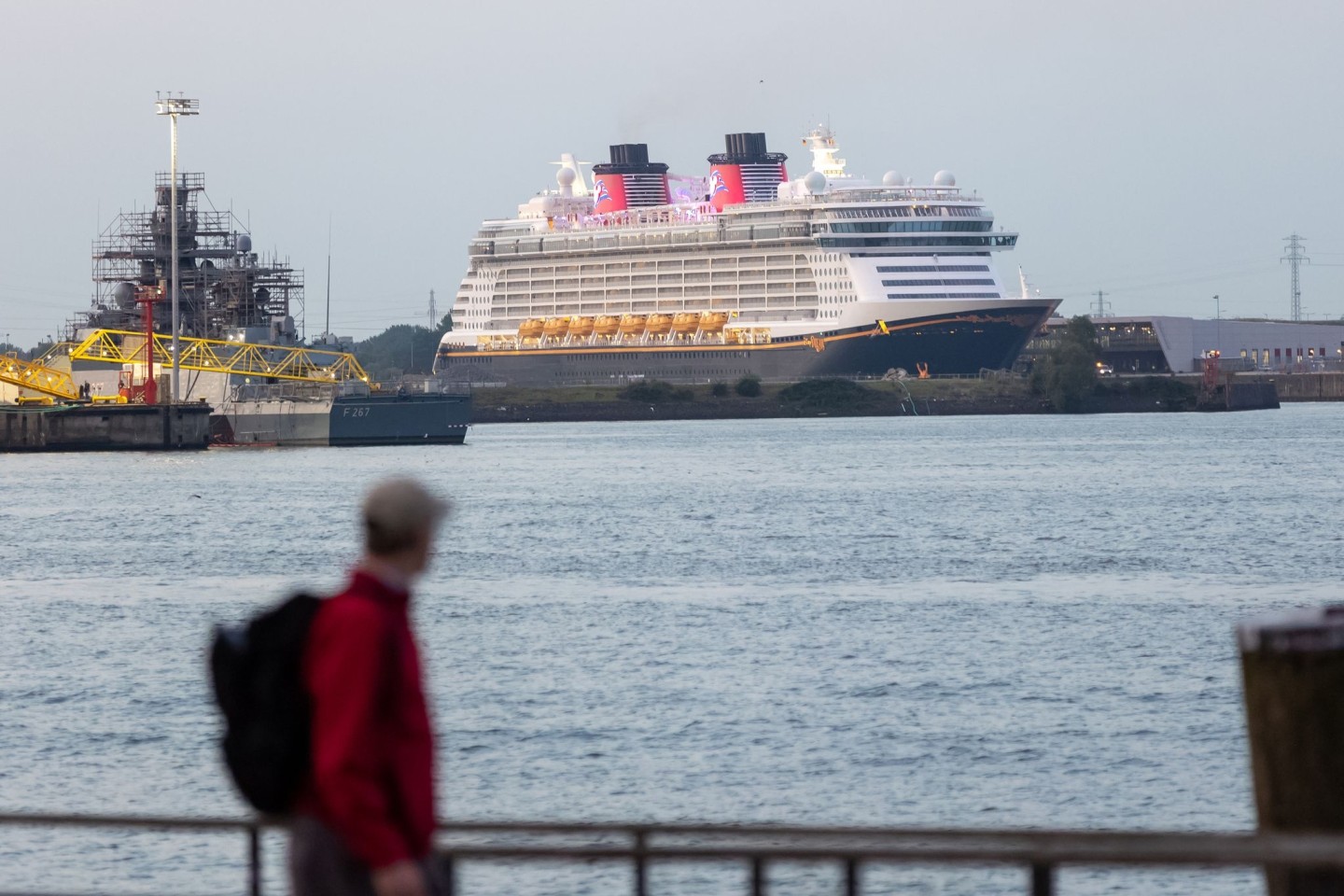 Die «Disney Dream» läuft den Hamburger Hafen erstmals anlässlich einer Reise an.