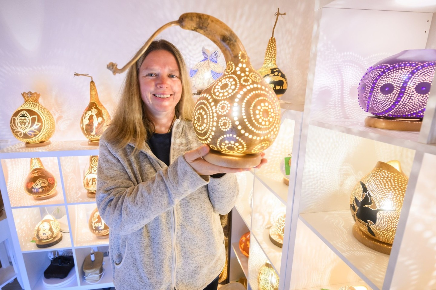 Virginia Lauterbach präsentiert eine ihrer handgefertigten Kürbislampen in der Kalebassenmanufaktur in Bückeburg.