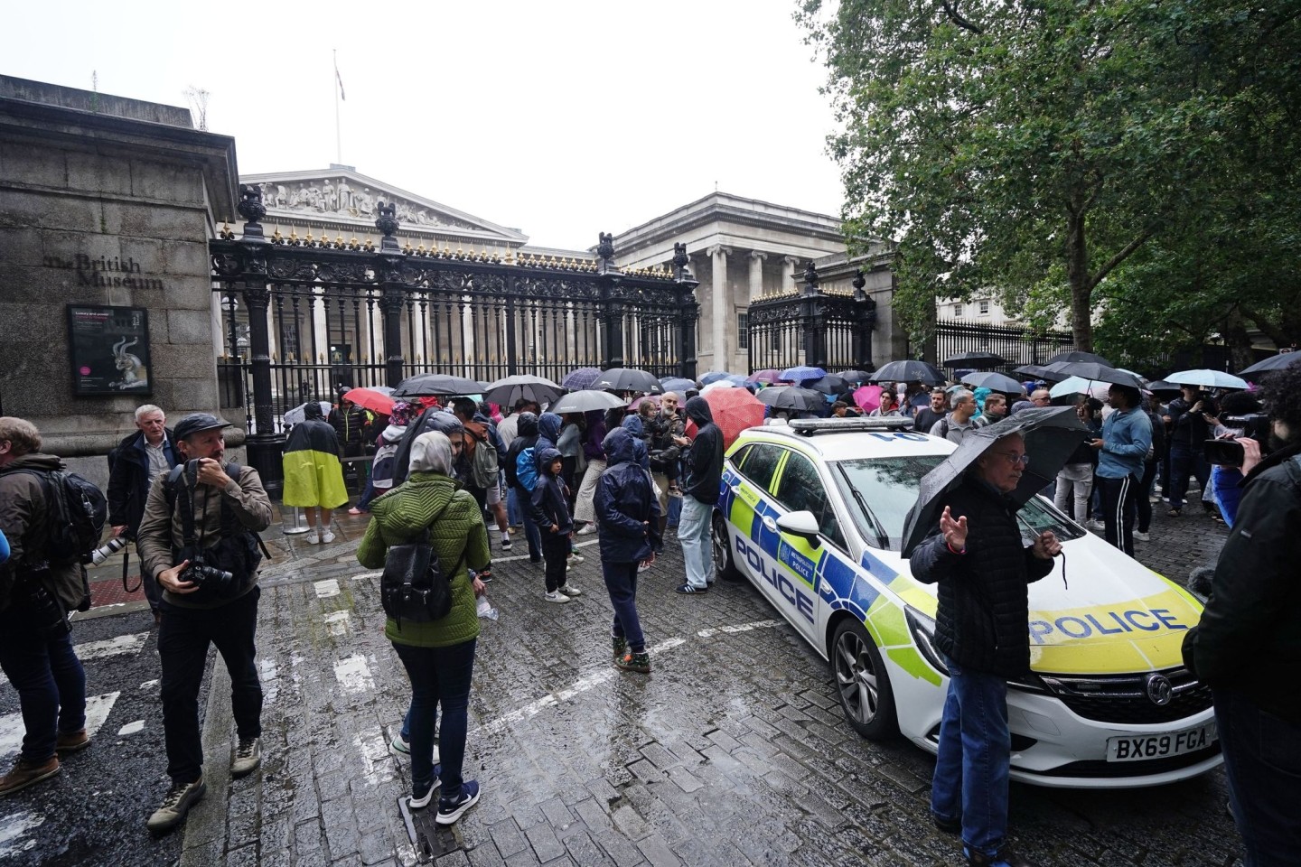 Nach einem Vorfall unweit des British Museum ist ein Mensch mit einer Stichverletzung in ein Krankenhaus gebracht worden.