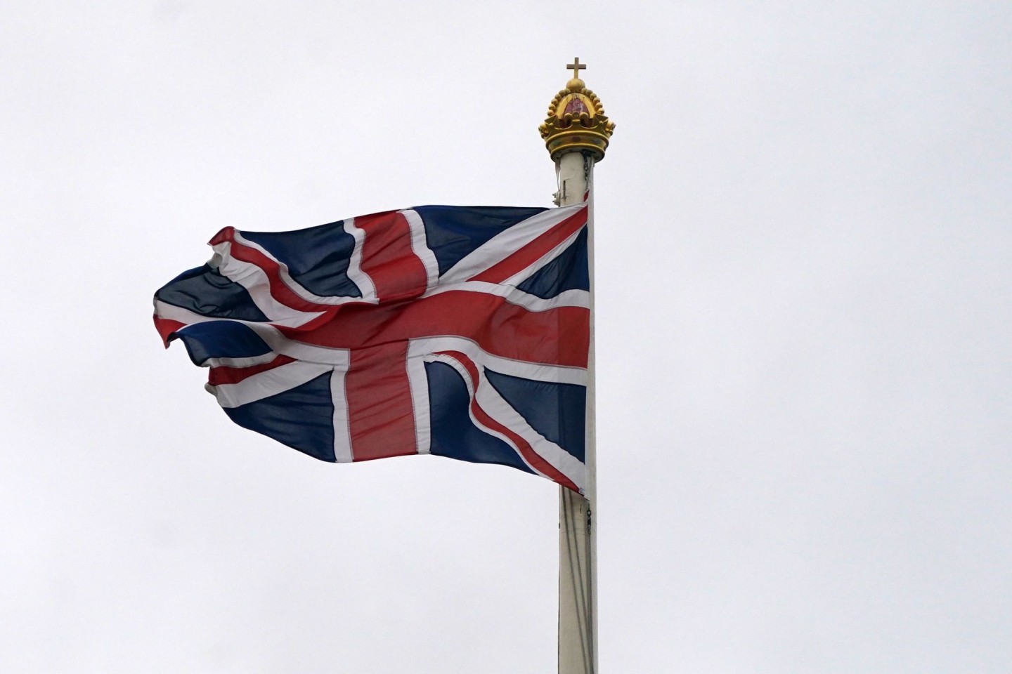 Die britische Flagge weht über dem Buckingham Palace.