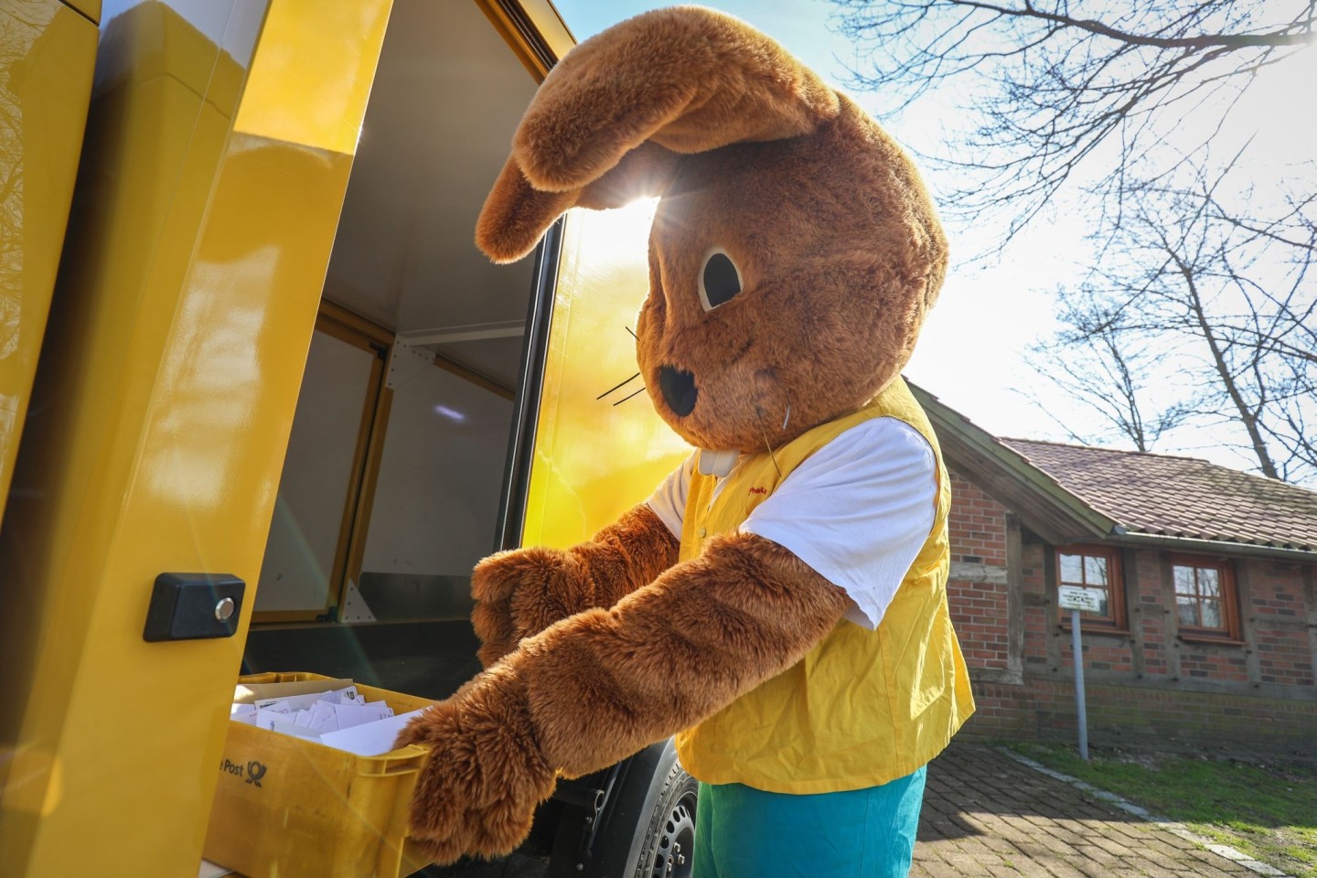 Hanni Hase holt Briefe für das Osterpostamt in Ostereistedt ab.