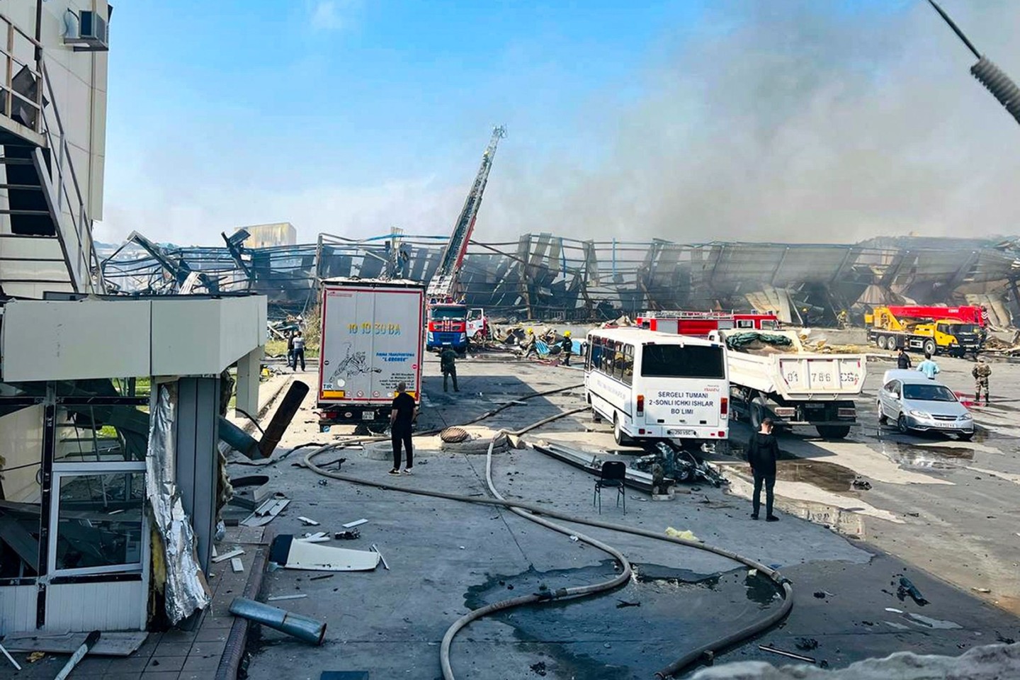 Feuerwehrleute versuchen, den Brand in einer Lagerhalle in Taschkent zu löschen.