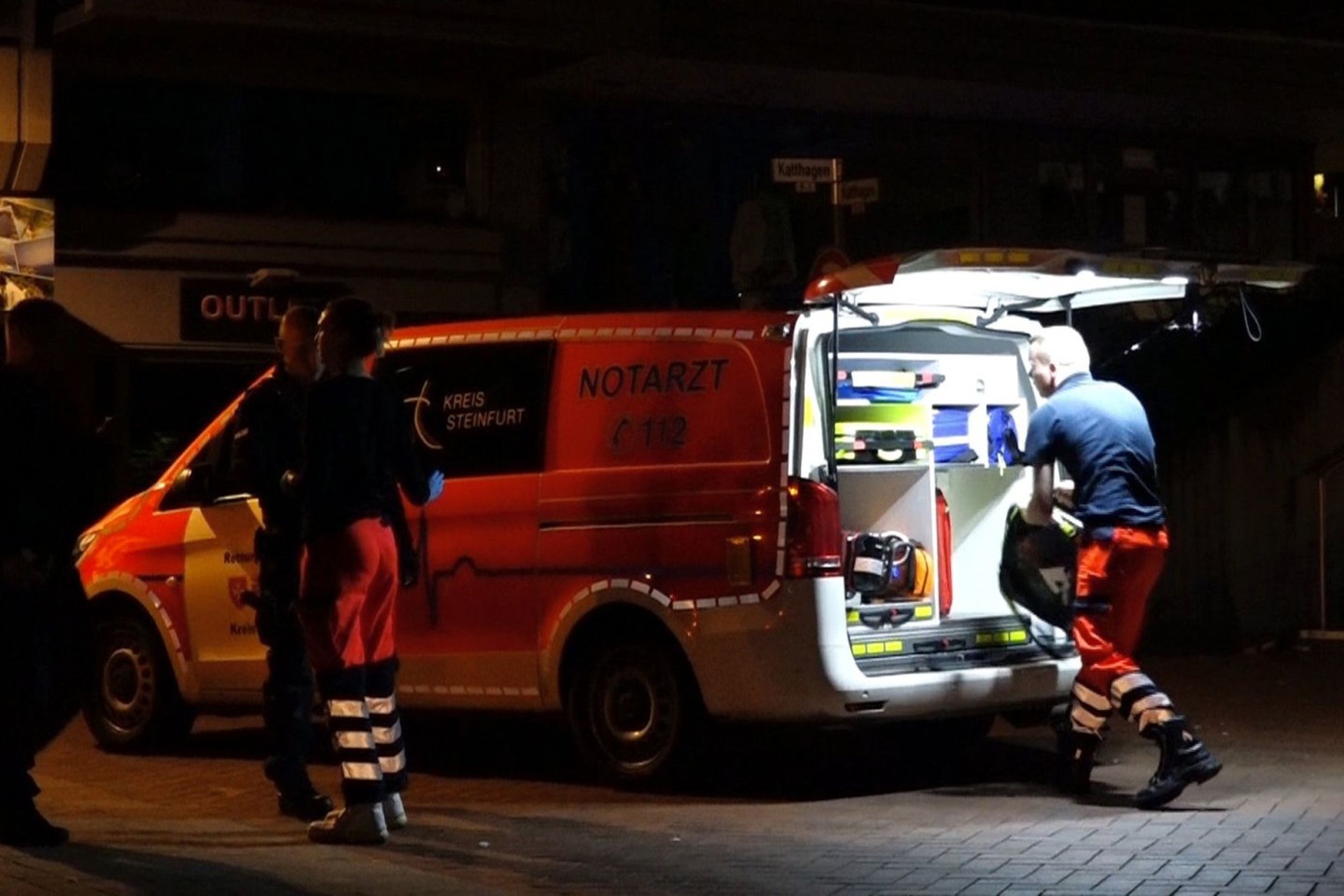 Ein Notarzt arbeitet an seinem Einsatzfahrzeug.