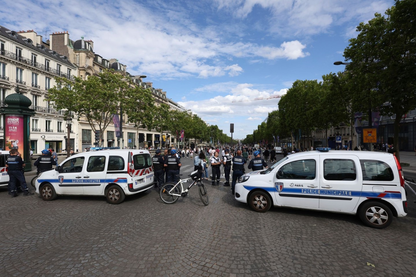 Nahe der Champs-Élysées sticht ein Mann auf einen Polizisten ein und wird niedergeschossen (Archivbild).